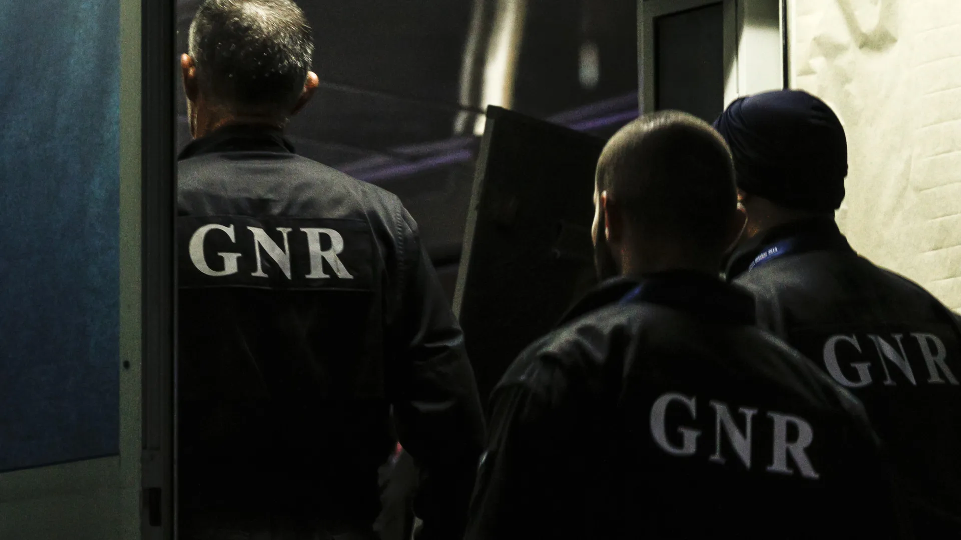 
                    GNR desmantela rede de tráfico de droga e detém 9 em Aveiro e no Porto
                