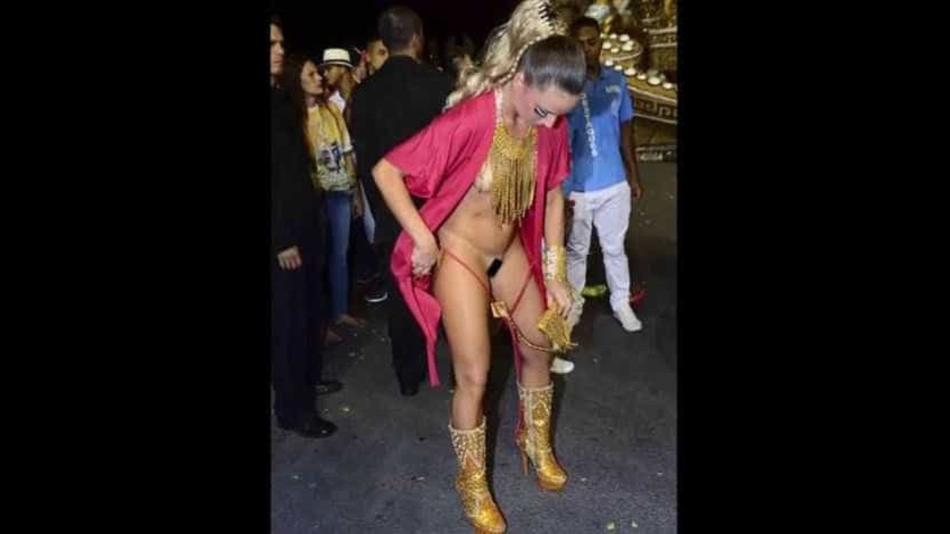 Miss Bumbum lusa quase desfila sem tapa-sexo foto