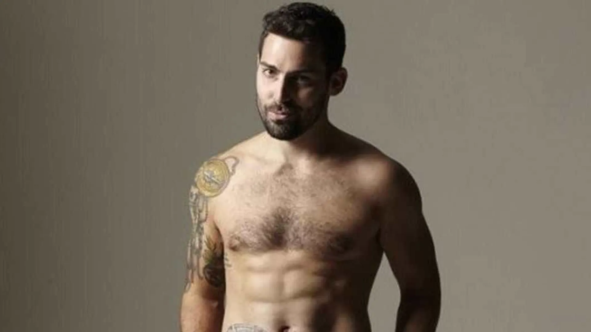Posa nu com saco de colostomia em campanha contra o cancro