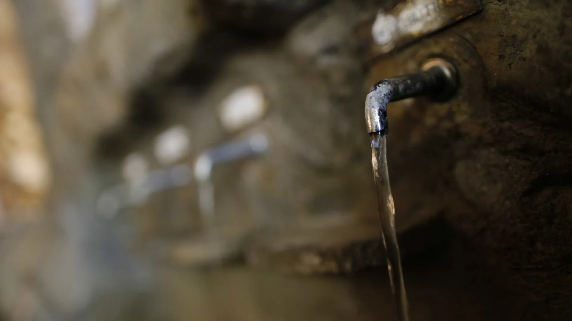 
                    Especialista alerta que horas gastas na recolha de água prejudica mulheres
                