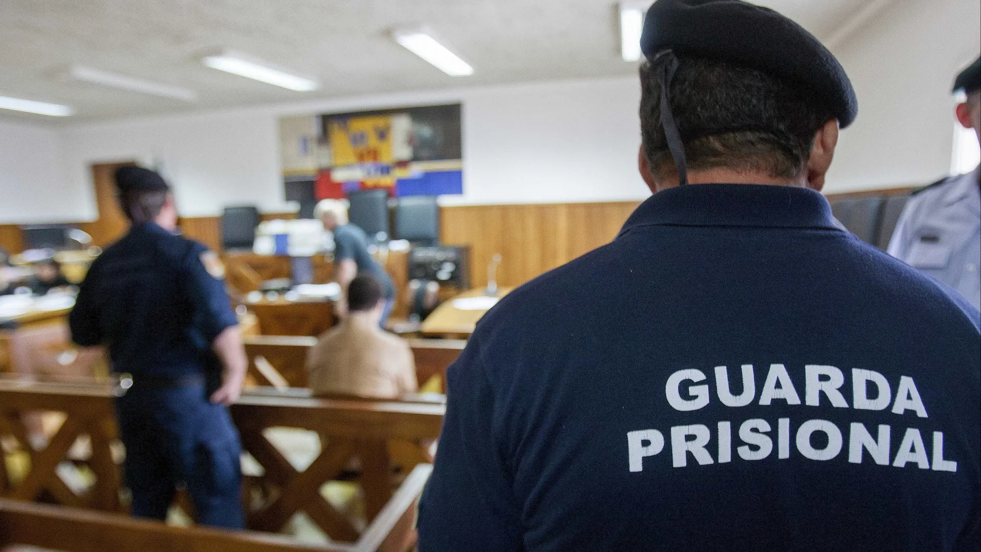 
                    Acordo prevê pagamento de horas extras a guardas prisionais
                