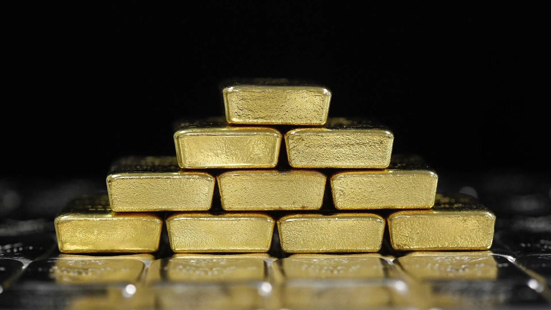 
                    Ouro aproxima-se pela primeira vez na história dos 4.000 dólares por onça
                