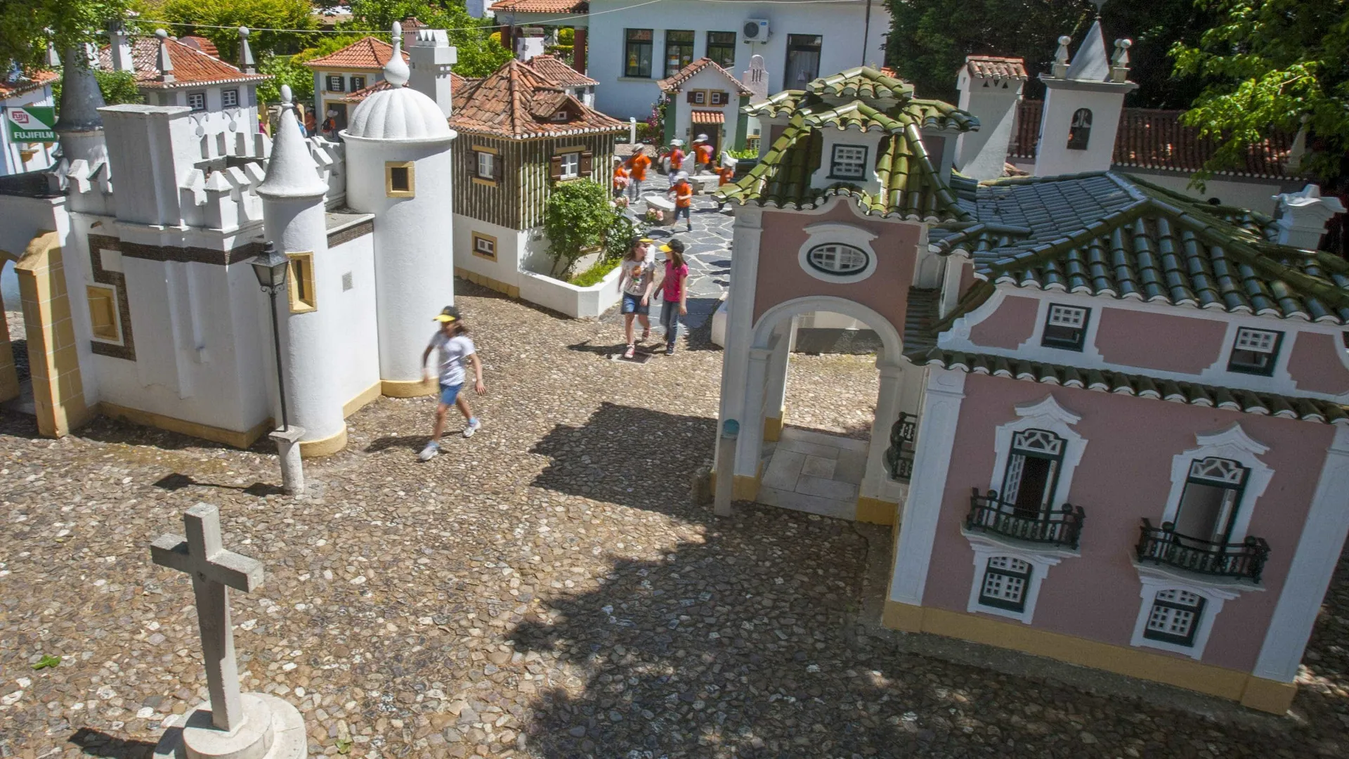 
                    Crianças finalizam puzzle de 103 mil peças que ilustra Portugal dos Pequenitos
                