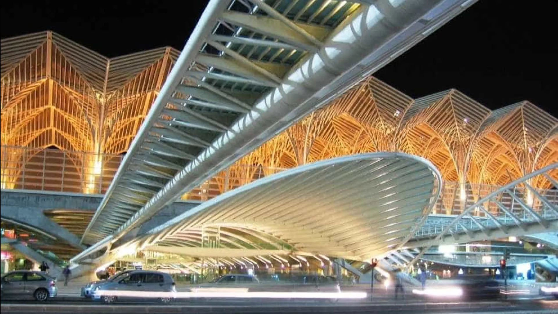 
                    Pessoas cegas testam novo percurso acessível nos transportes na Gare do Oriente
                