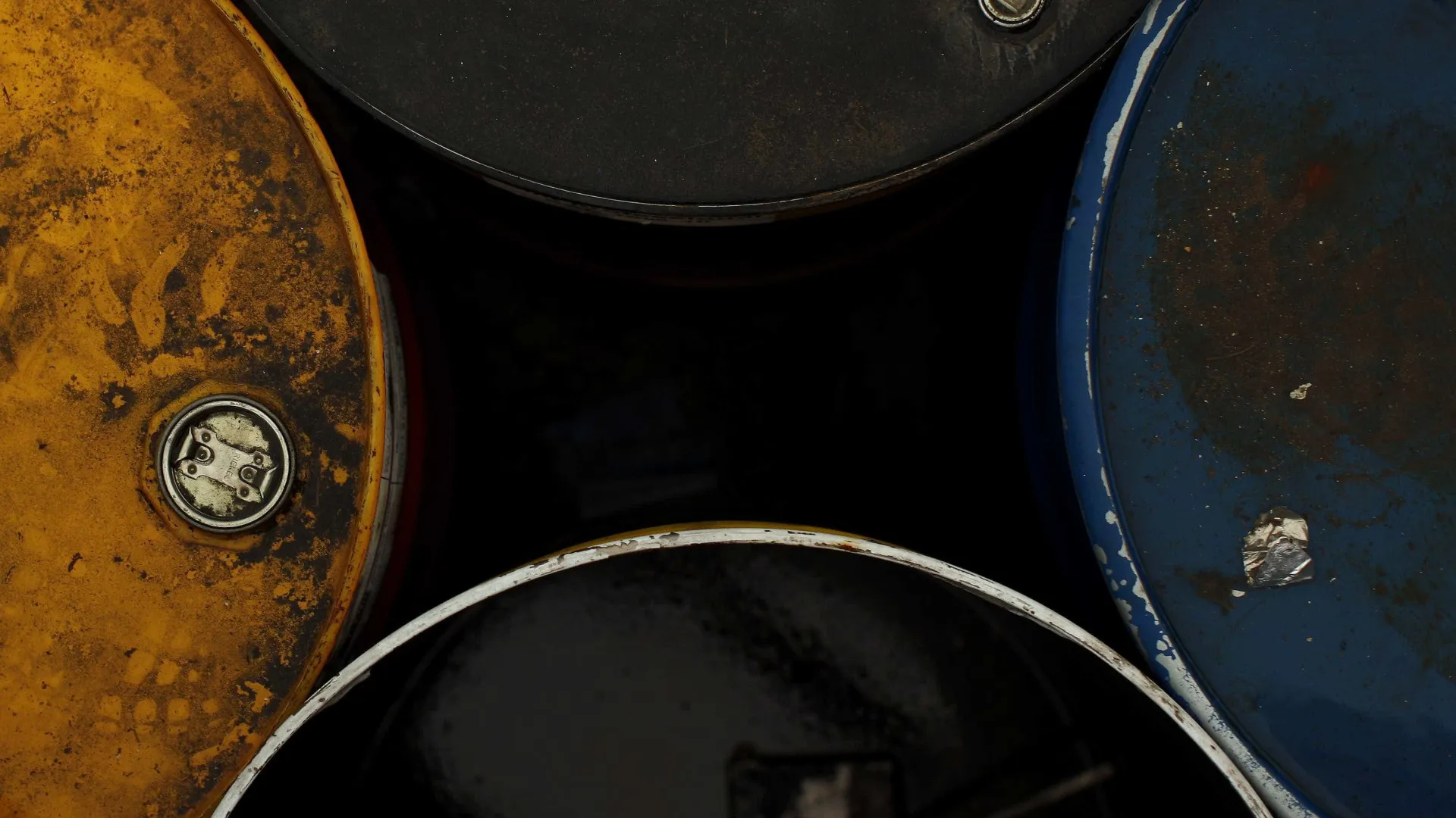 
                    Barril de petróleo Brent sobe 55% após primeiro mês de guerra no Irão
                