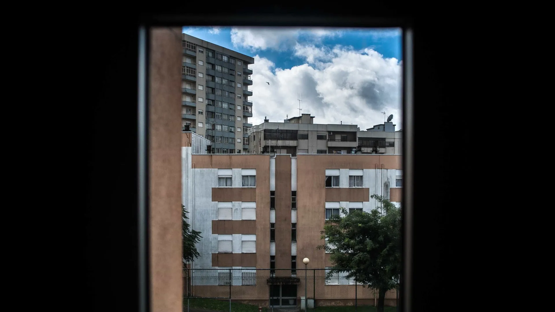 
                    Estado vai vender 9 imóveis e colocar 14 terrenos em parceria pública
                