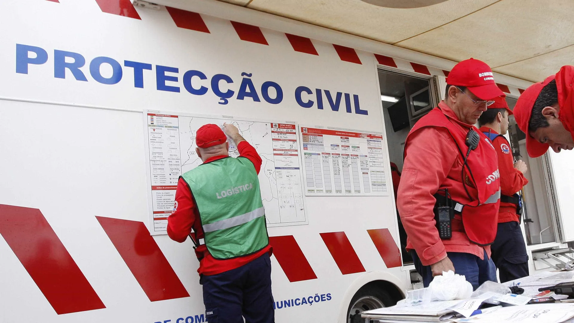 
                    Mulher realojada após queda parcial de casa devoluta em Gaia
                