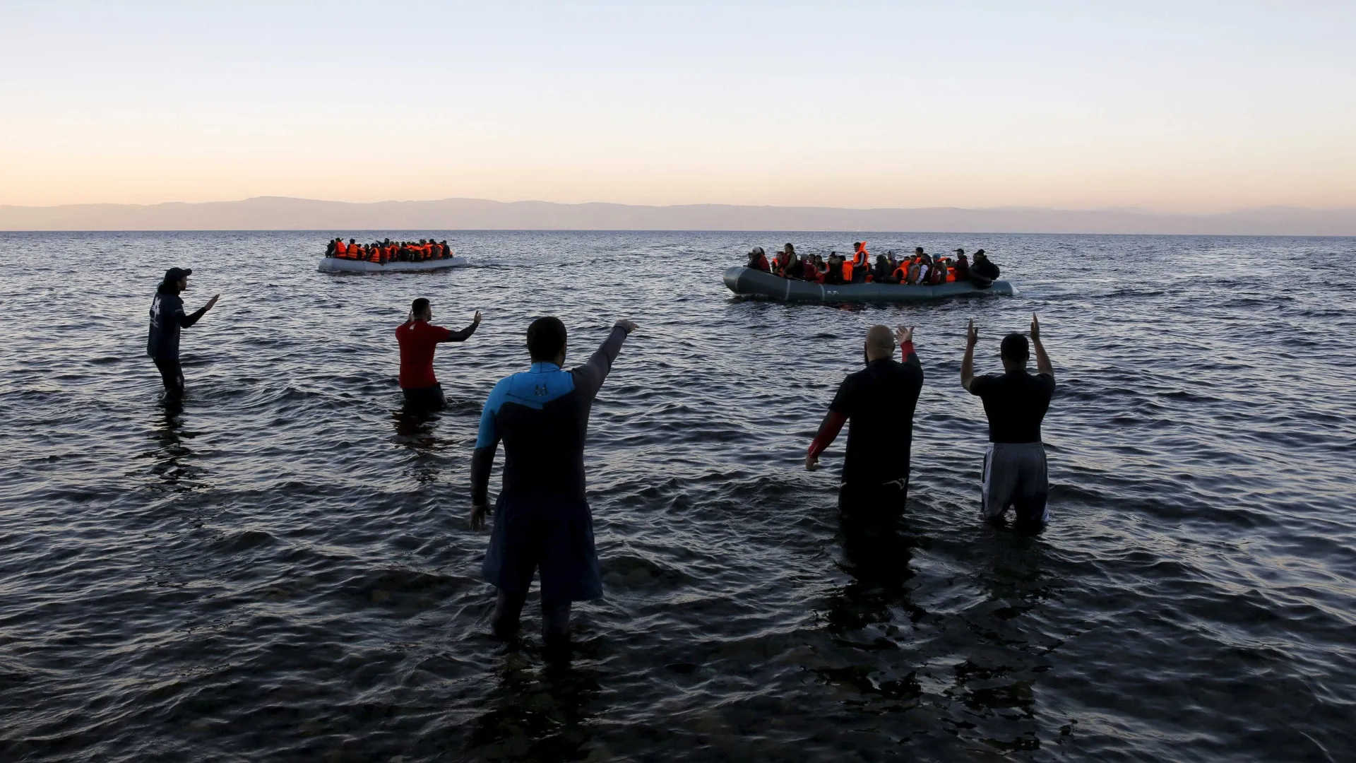 
                    Mais de 600 pessoas retiradas de dois barcos à deriva a sul de Creta
                