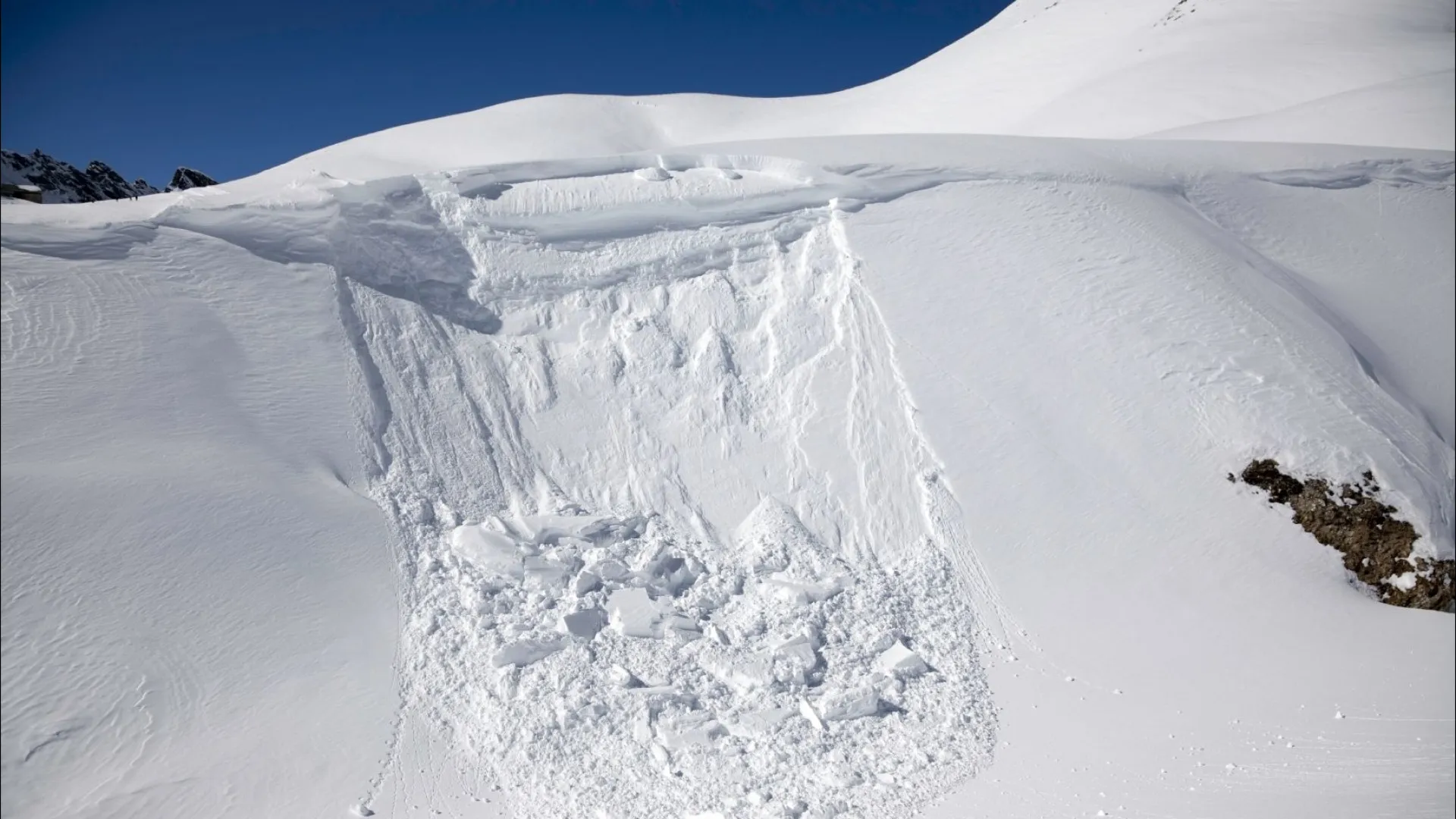 
                    Avalanches de neve provocam cinco mortes nos Alpes austríacos
                