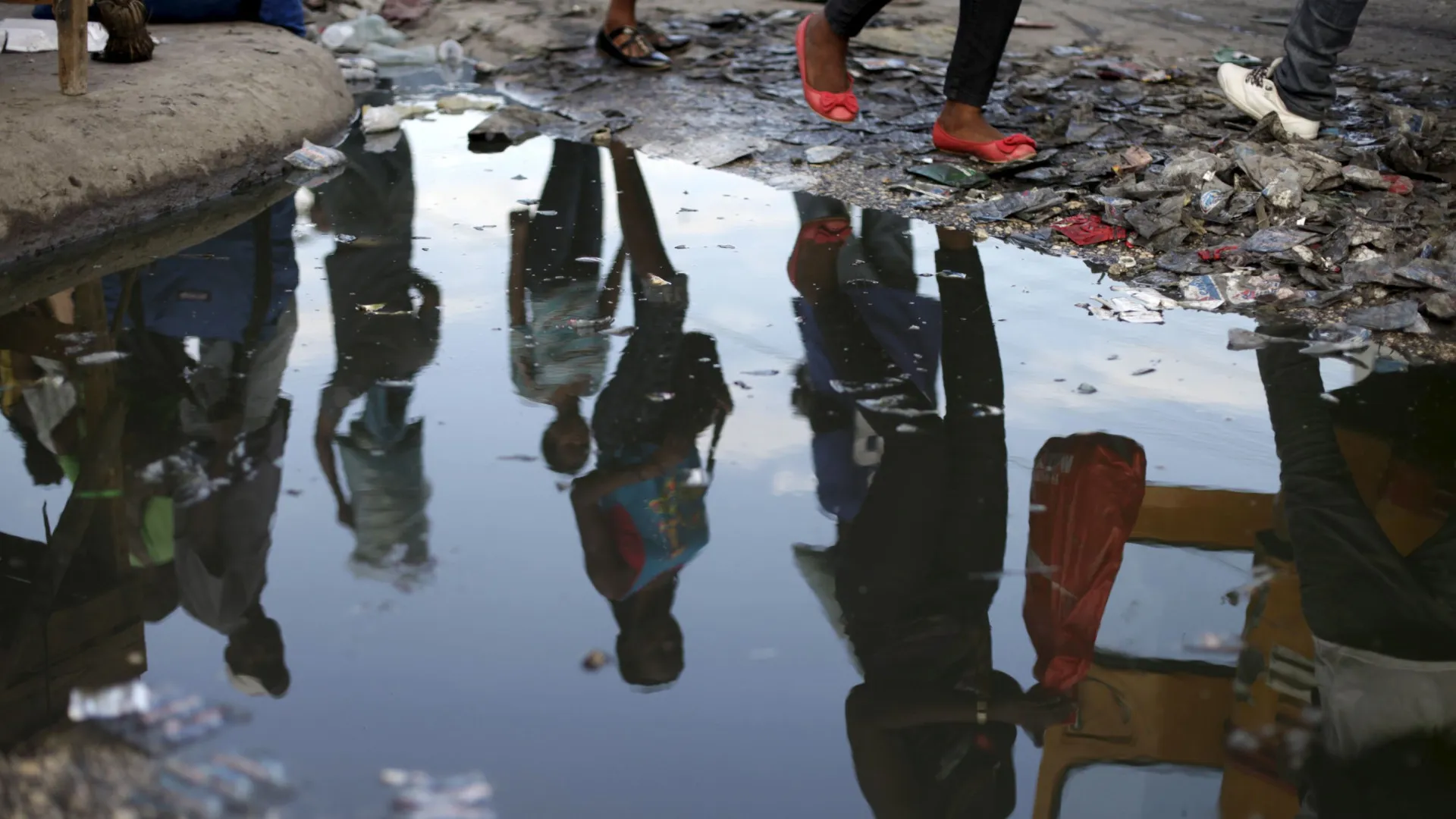 
                    Pelo menos 30 mortos num novo massacre cometido por gangues no Haiti
                