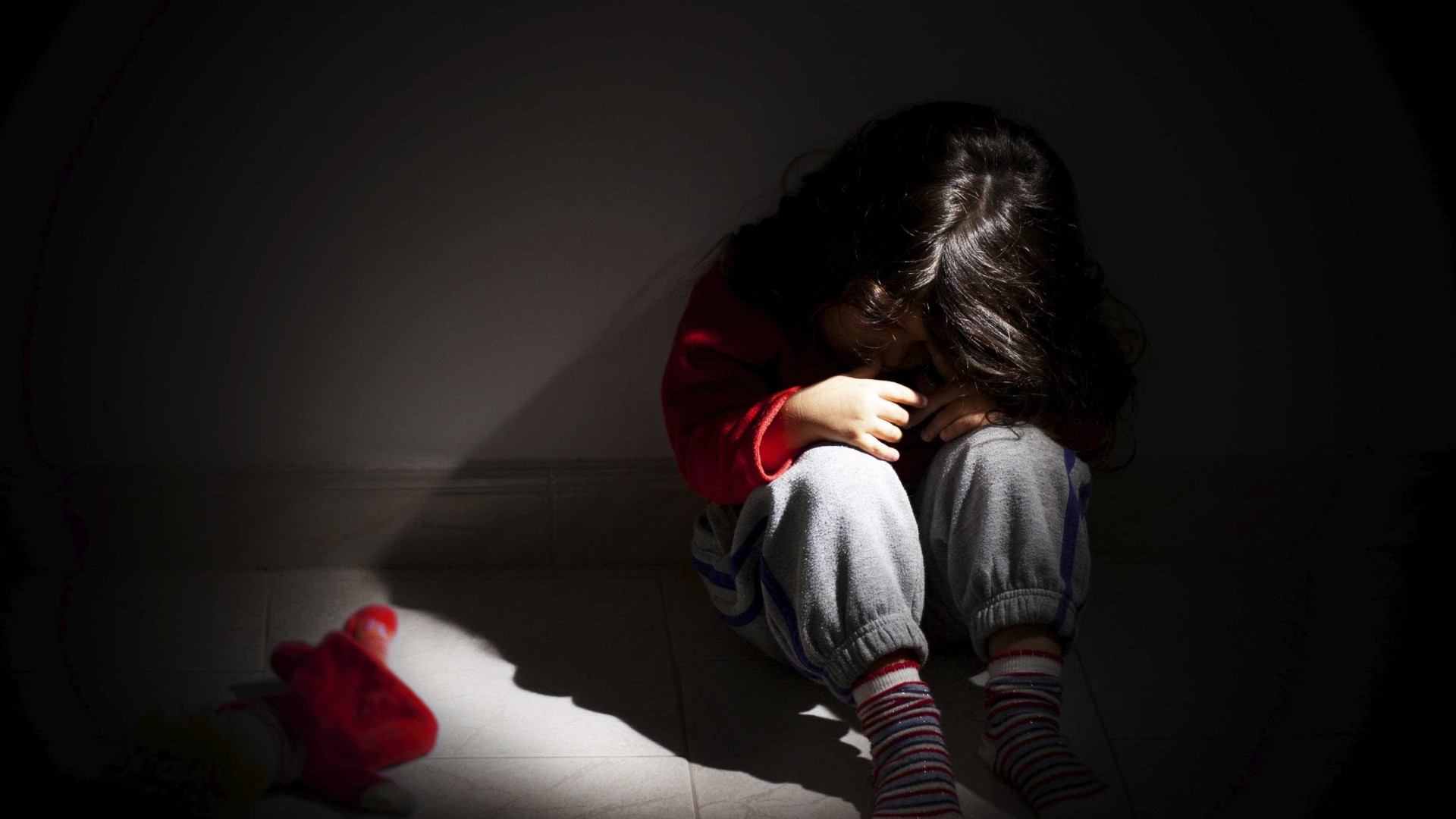 Menina denuncia pai por abusos. Temia que irmã também pudesse ser vítima