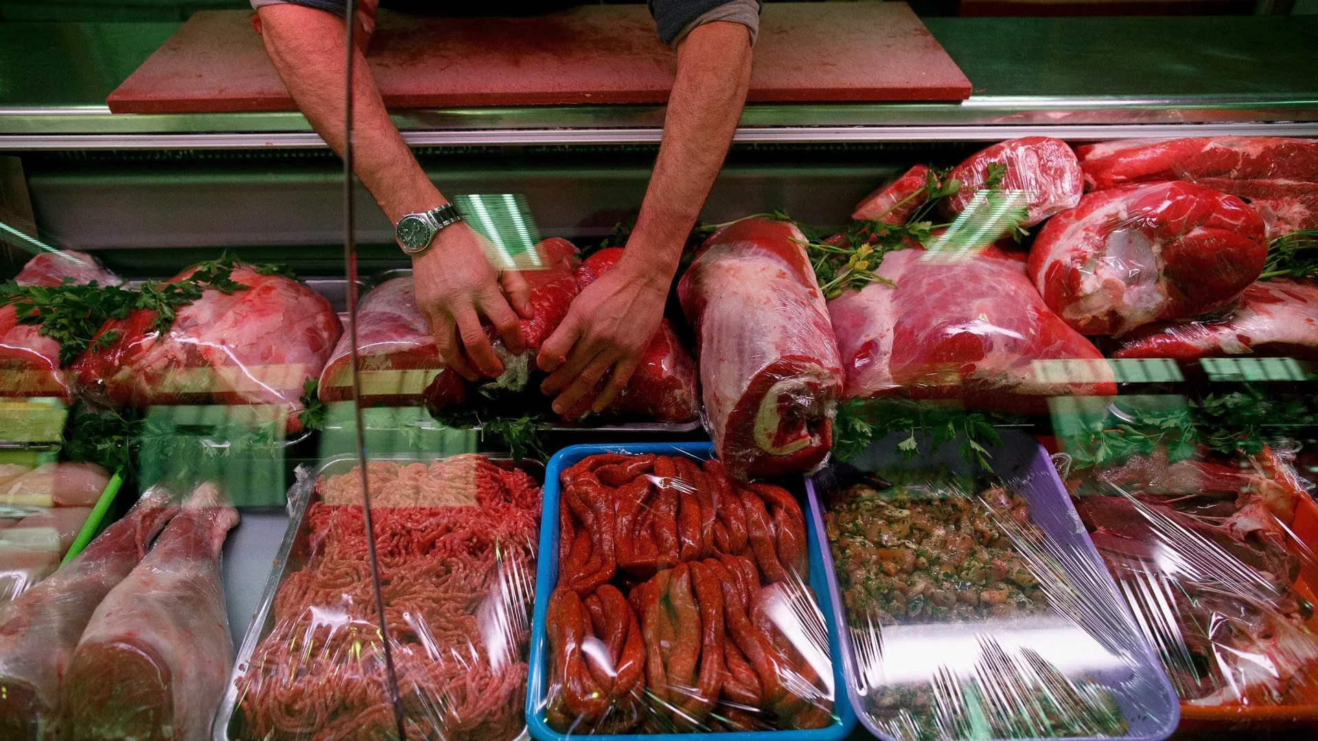 
                    China anuncia taxas até 19,8% sobre carne de porco europeia por 5 anos
                