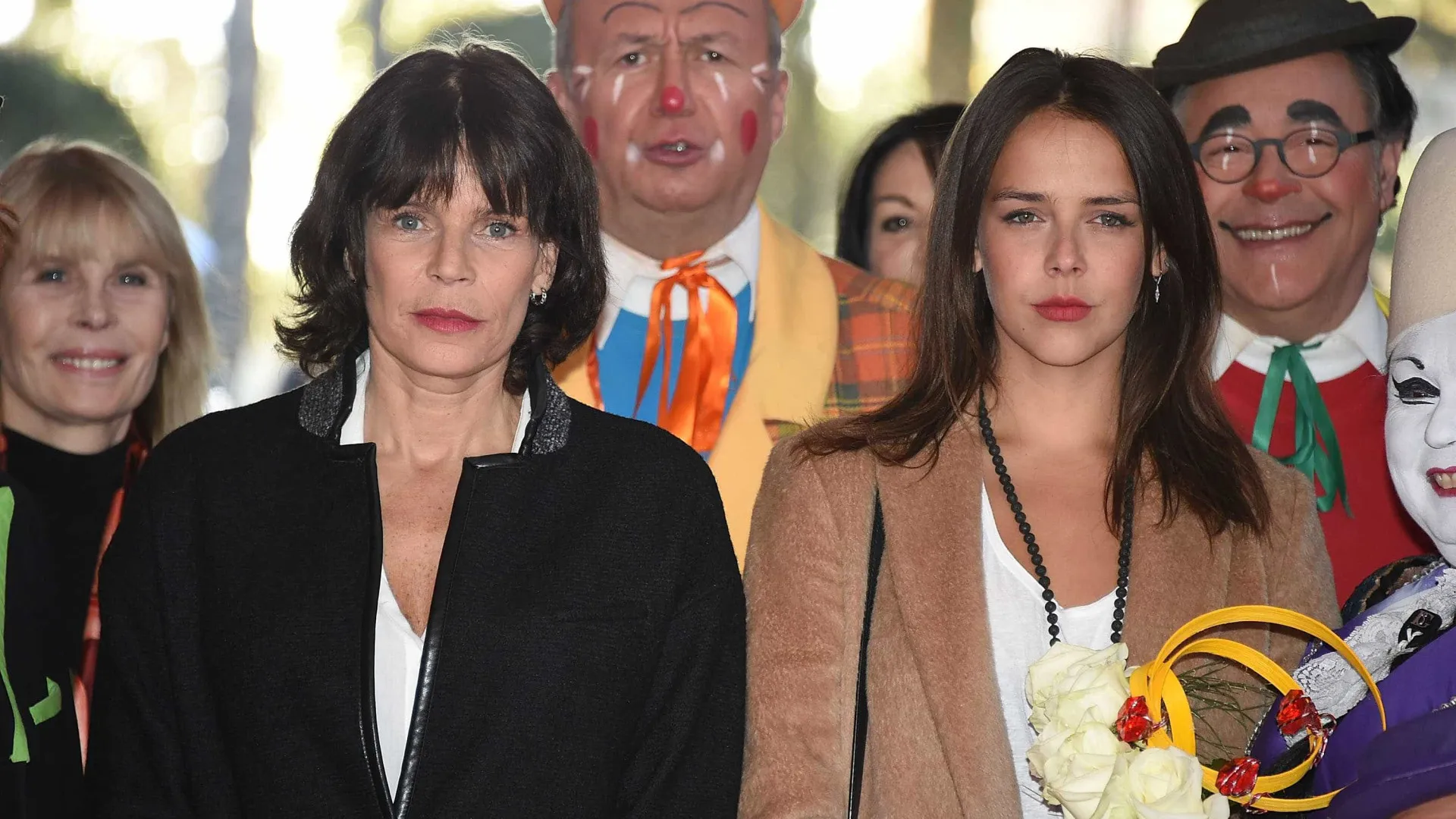Filha de princesa Stéphanie apanhada a fazer topless