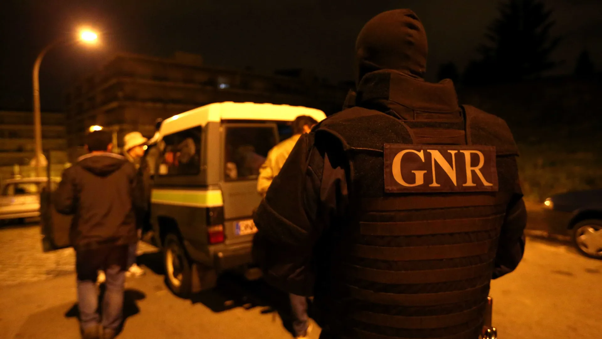 
                    Homem e mulher detidos por furto de veículos. Suspeito não tinha carta
                