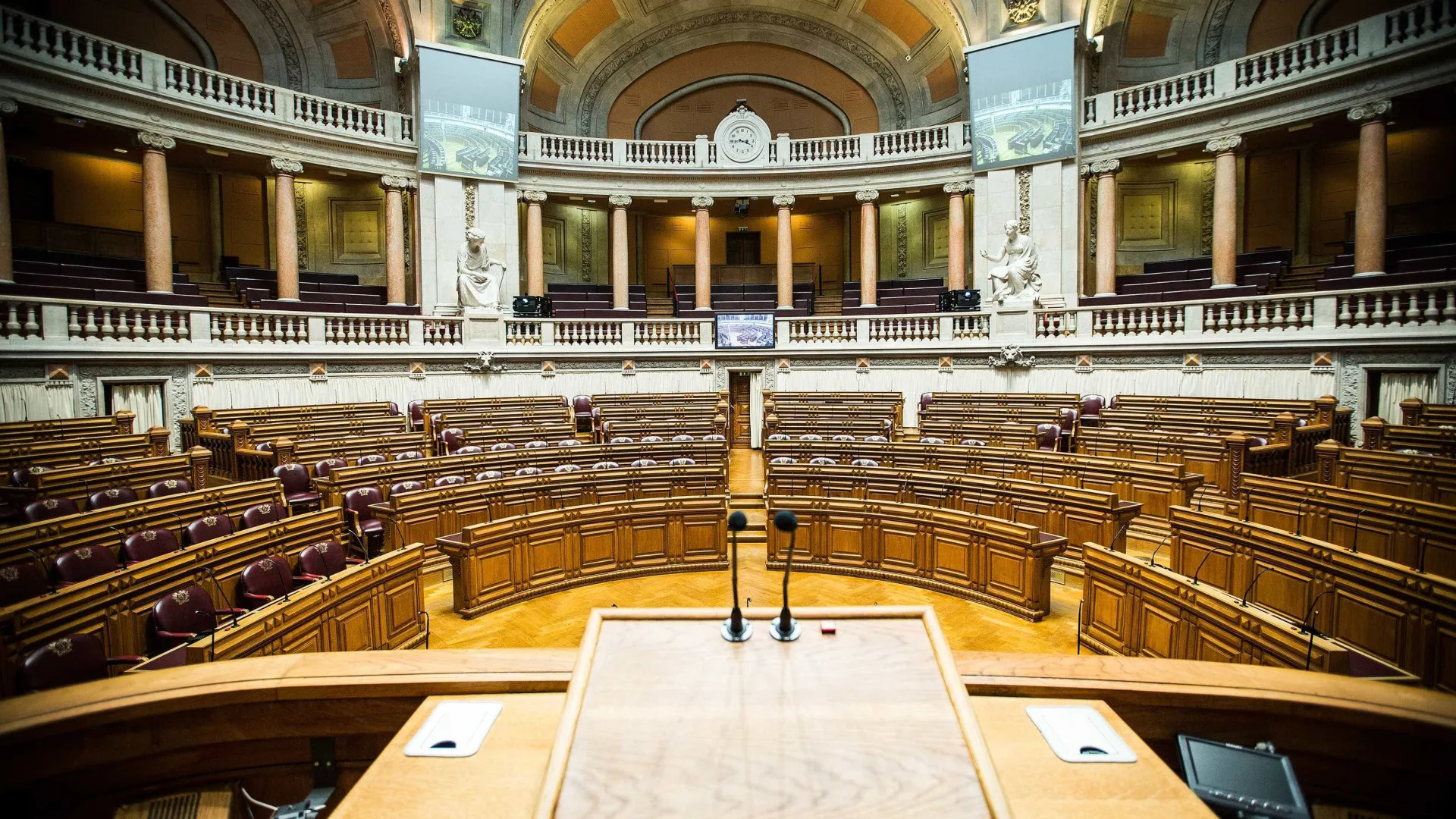 
                    Livre, PCP e BE pedem apreciação para garantir 'lay-off' a 100%
                