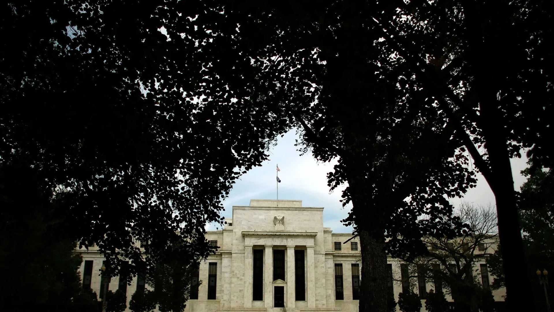 
                    Fed e BCE decidem sobre juros durante guerra mas devem continuar em pausa
                