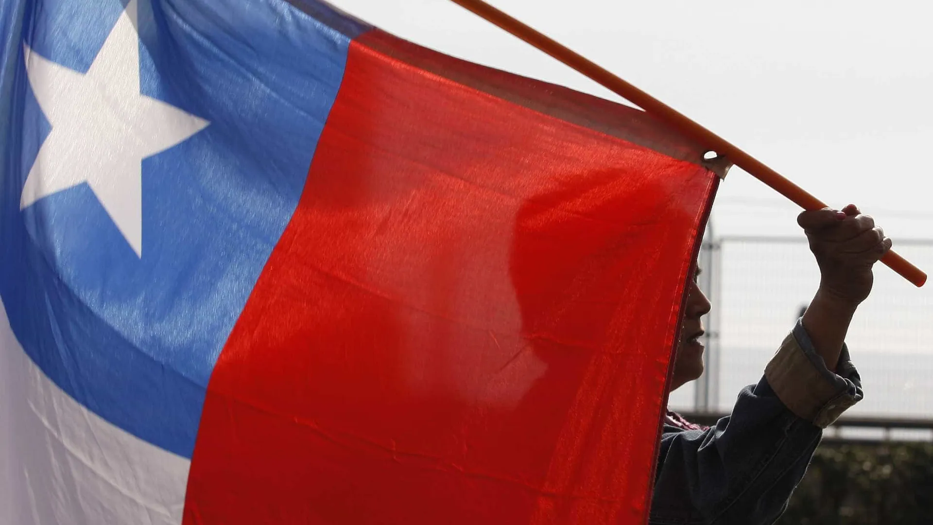 
                    Chile vive sob o medo do crime que impulsiona a extrema-direita ao poder
                