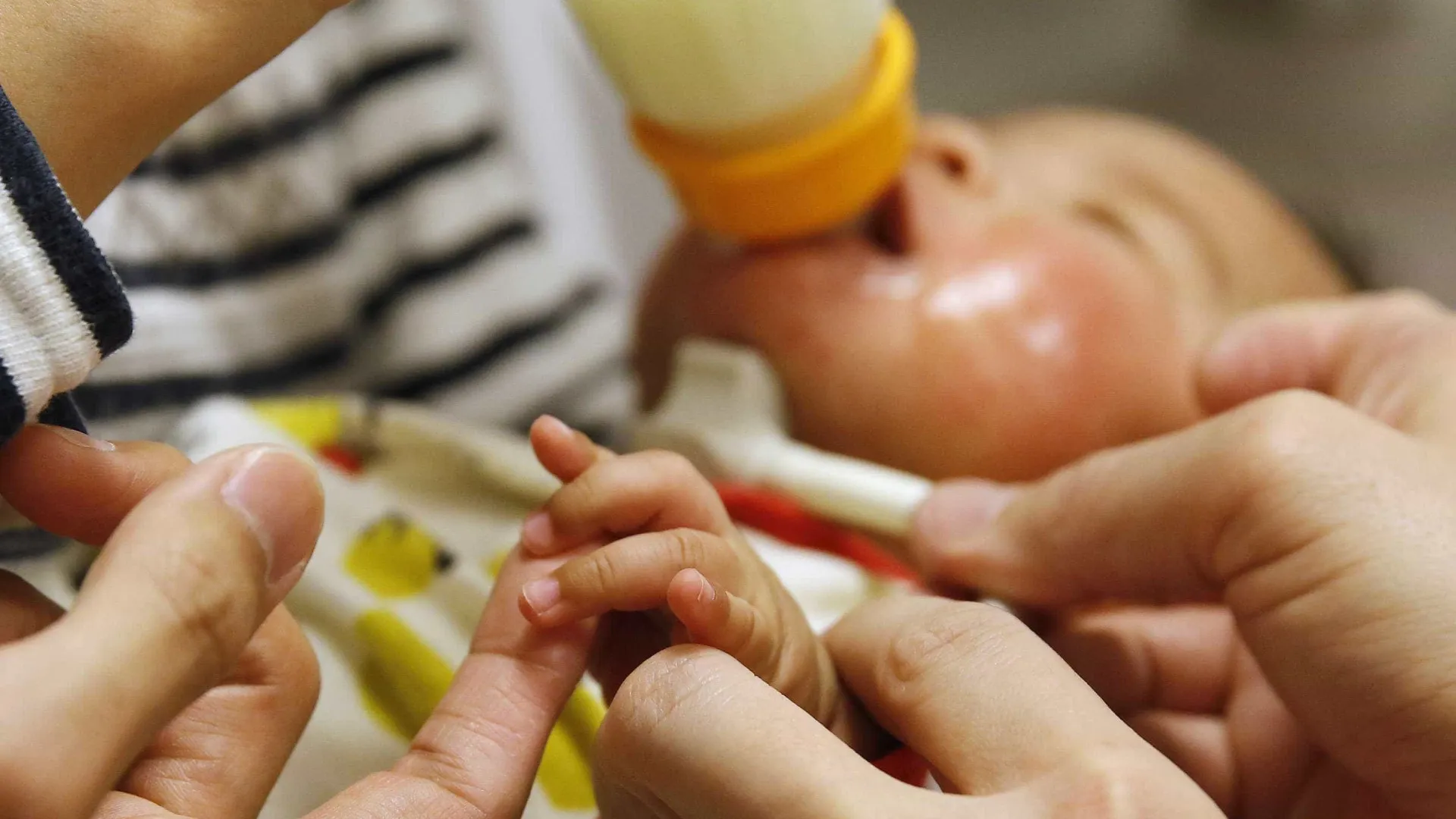 
                    Mãe é acusada de matar bebé ao colocar álcool no biberão nos EUA
                