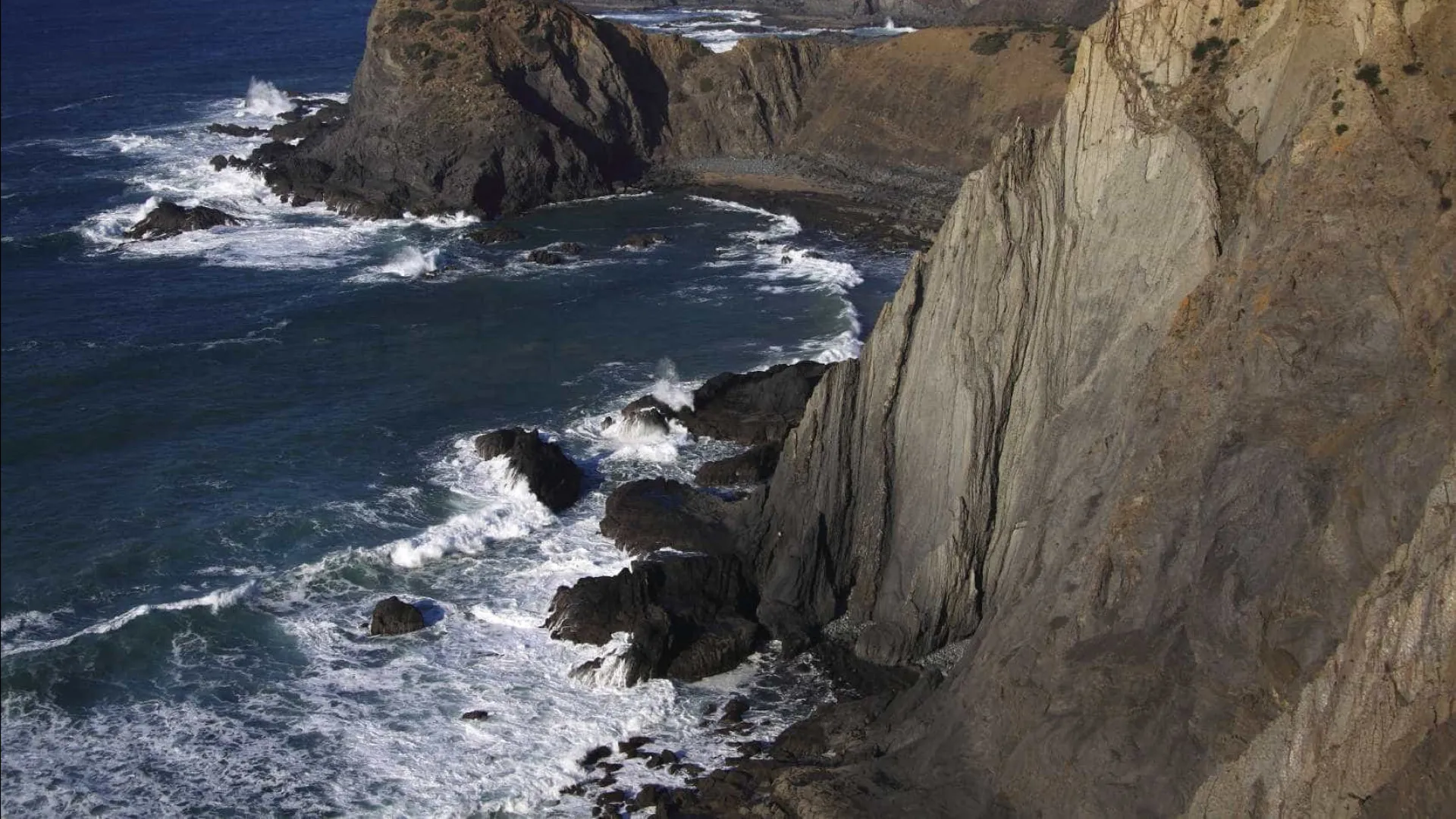 
                    Jovem turista desaparece após mergulhar na praia da Arrifana, em Aljezur
                