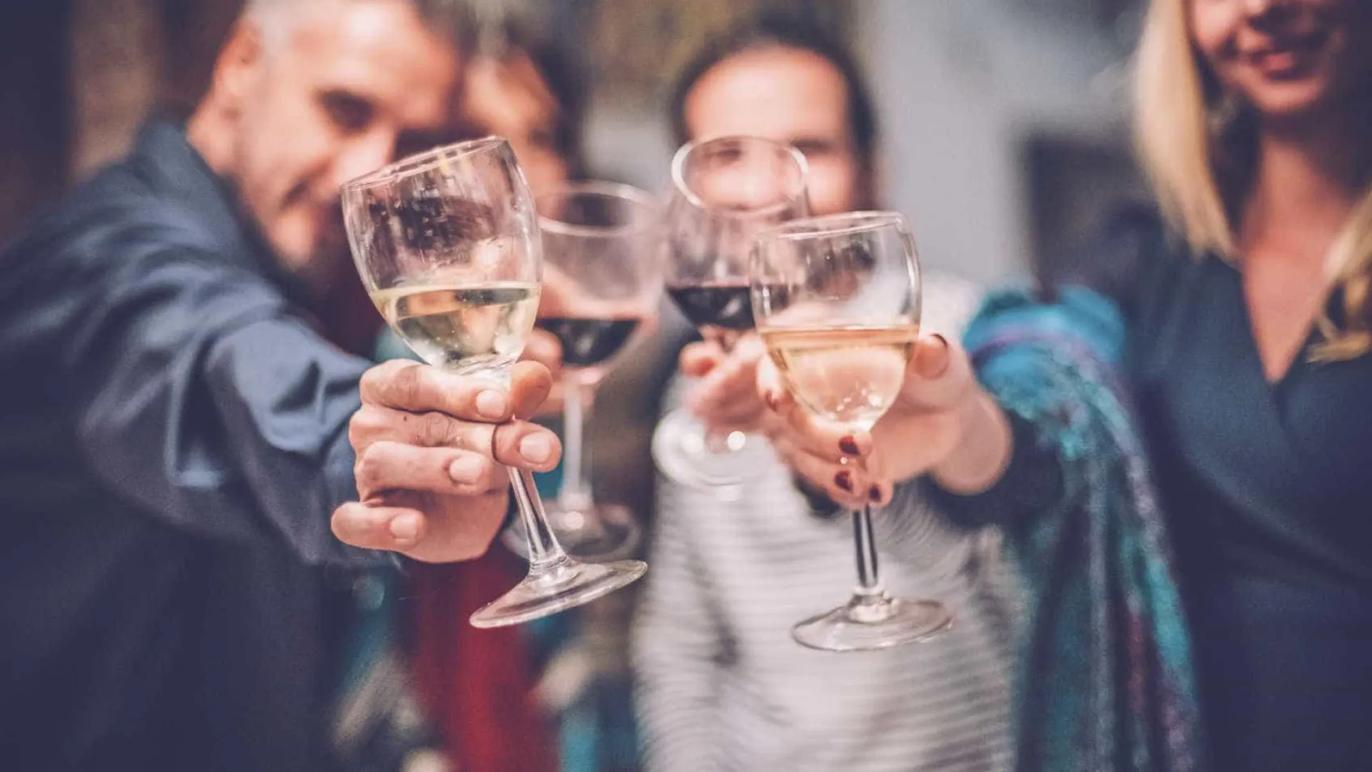 
                    Beber álcool melhora capacidade de aprender línguas? Estudo ganhou prémio
                