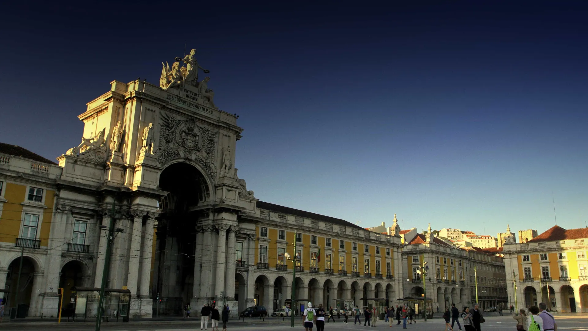 
                    Parada militar polémica marcou arranque das comemorações dos 50 anos
                