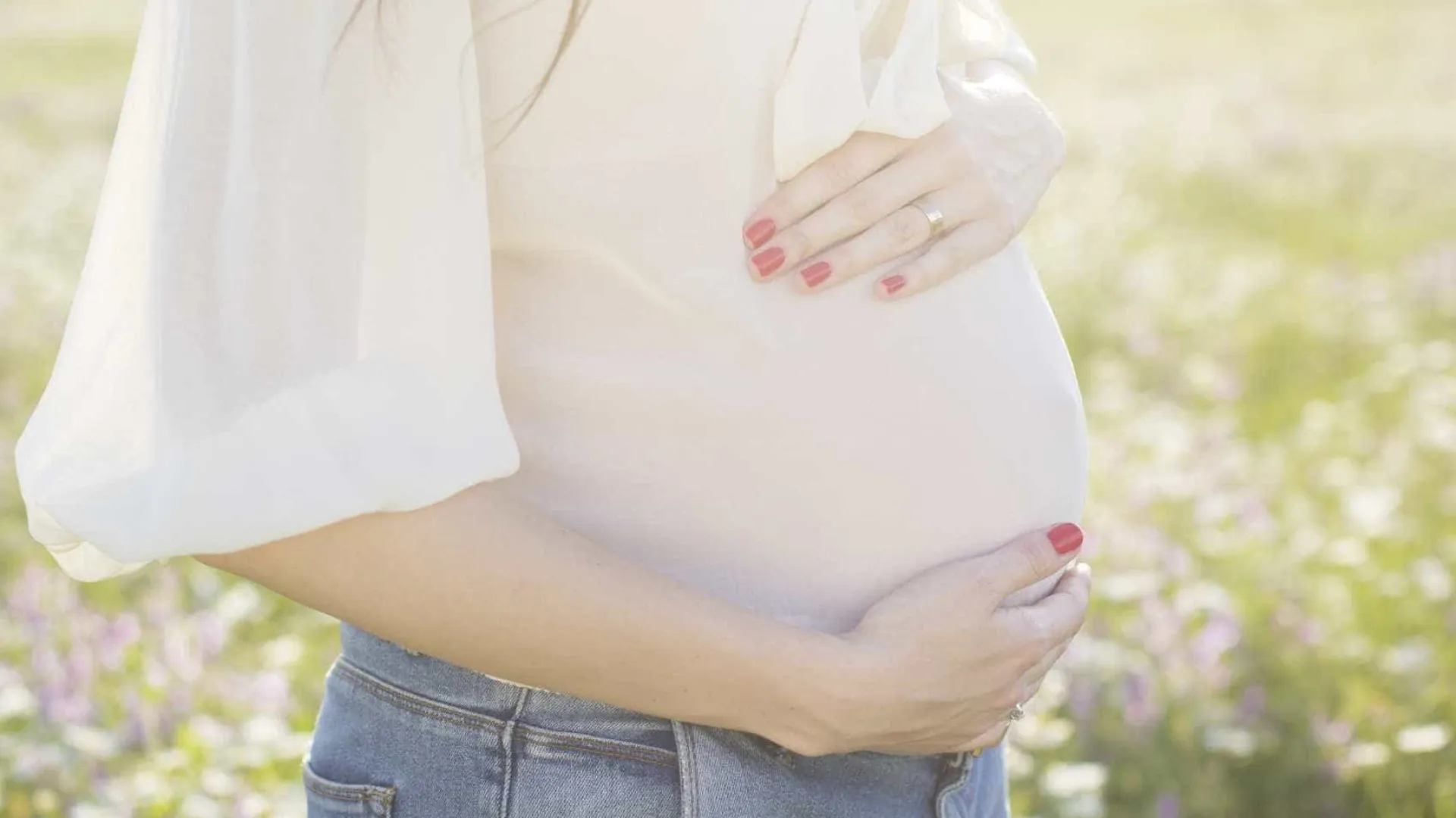 Casal preso após usar menor de 14 anos como barriga de aluguer nos EUA