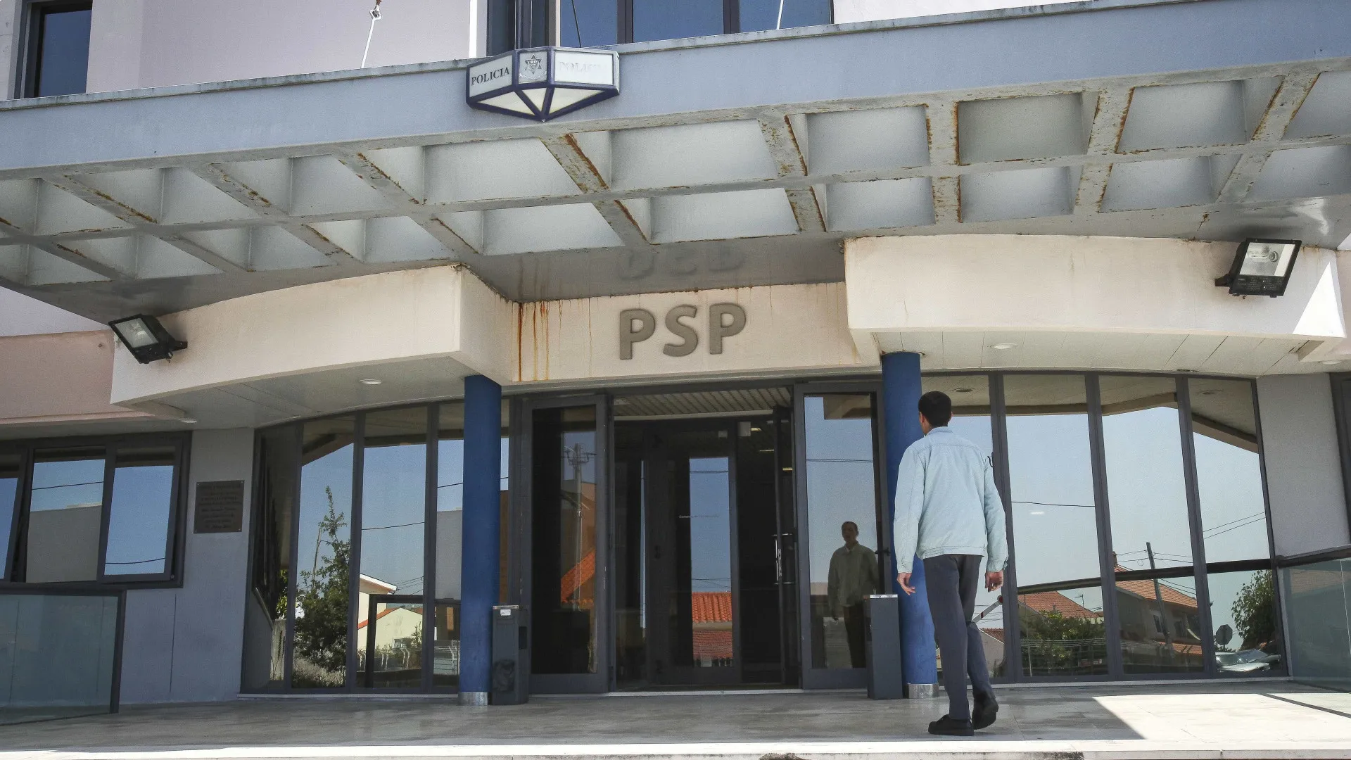 
                    Suspeito de atropelar homem em Camarate entregou-se à PSP
                