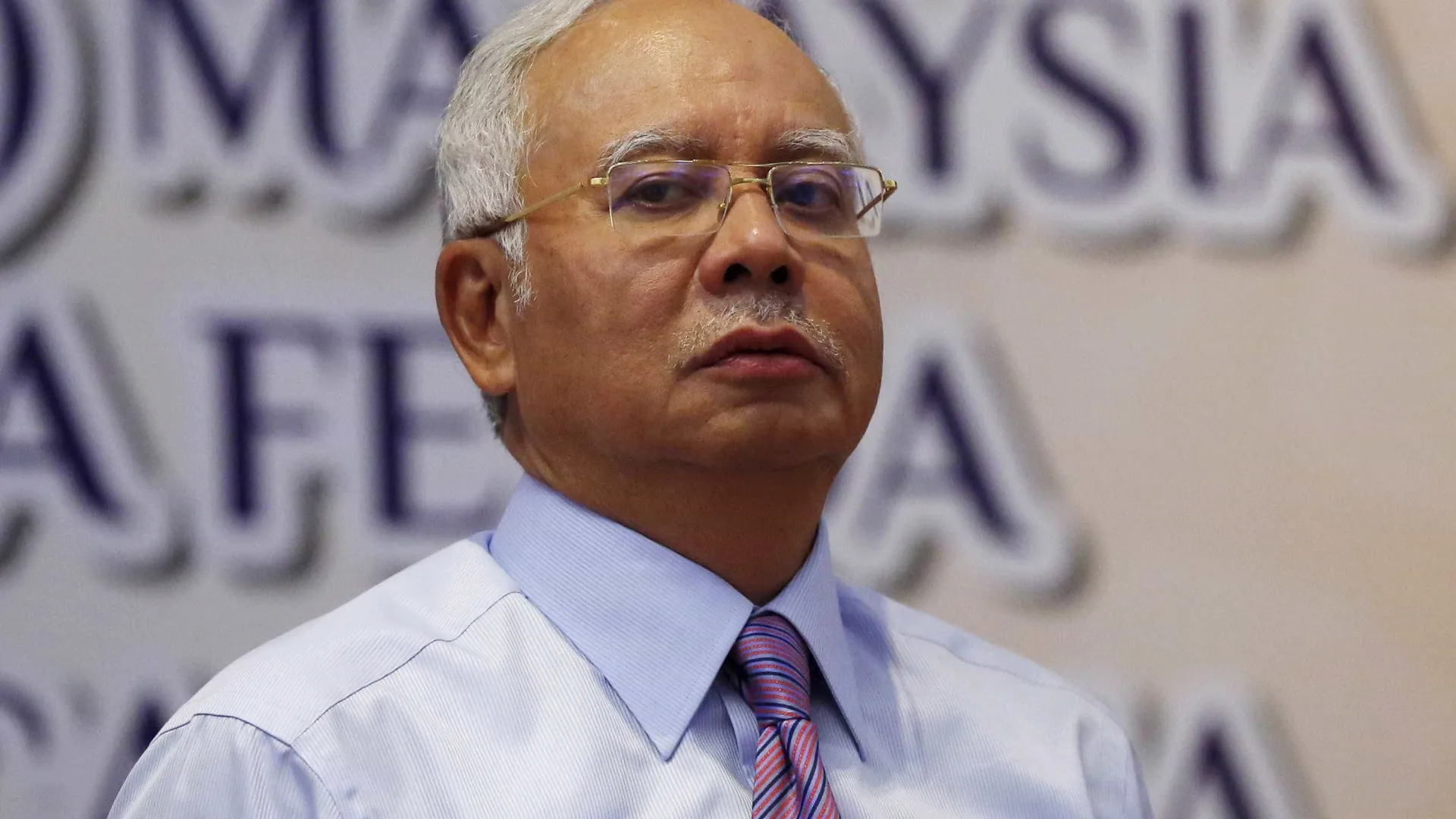 
                    Antigo primeiro-ministro da Malásia condenado a 15 anos por corrupção
                