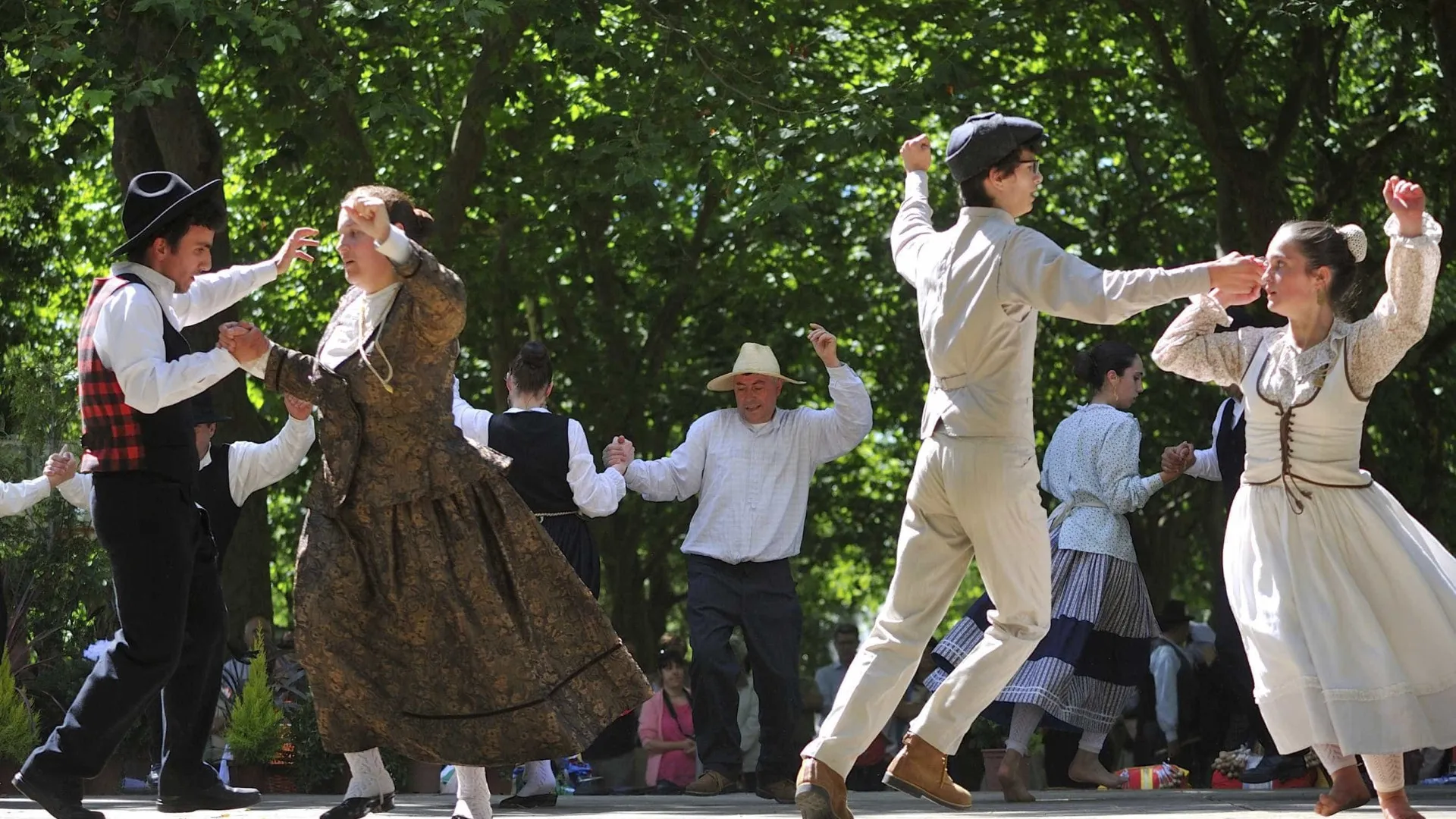Portugueses devem inculcar amor pelo folclore aos luso-venezuelanos