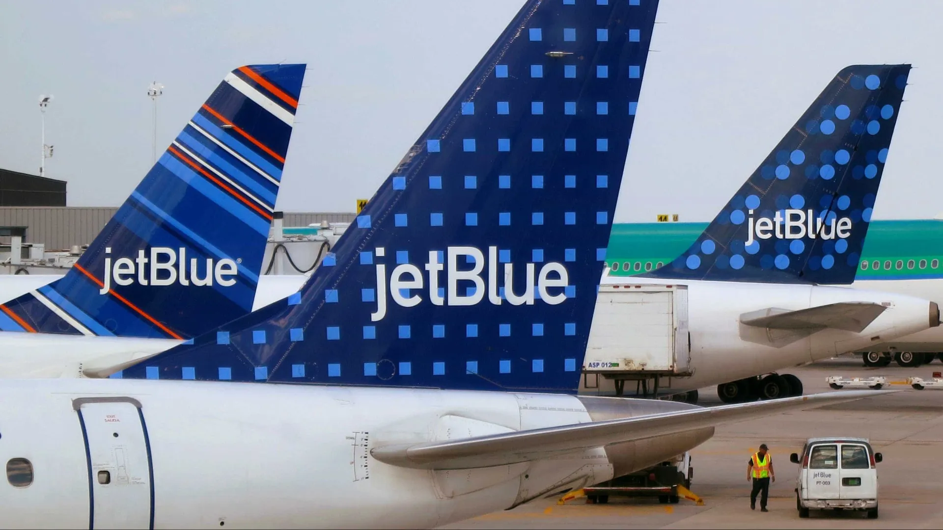 
                    Piloto da JetBlue evita colisão com avião da Força Aérea dos EUA
                