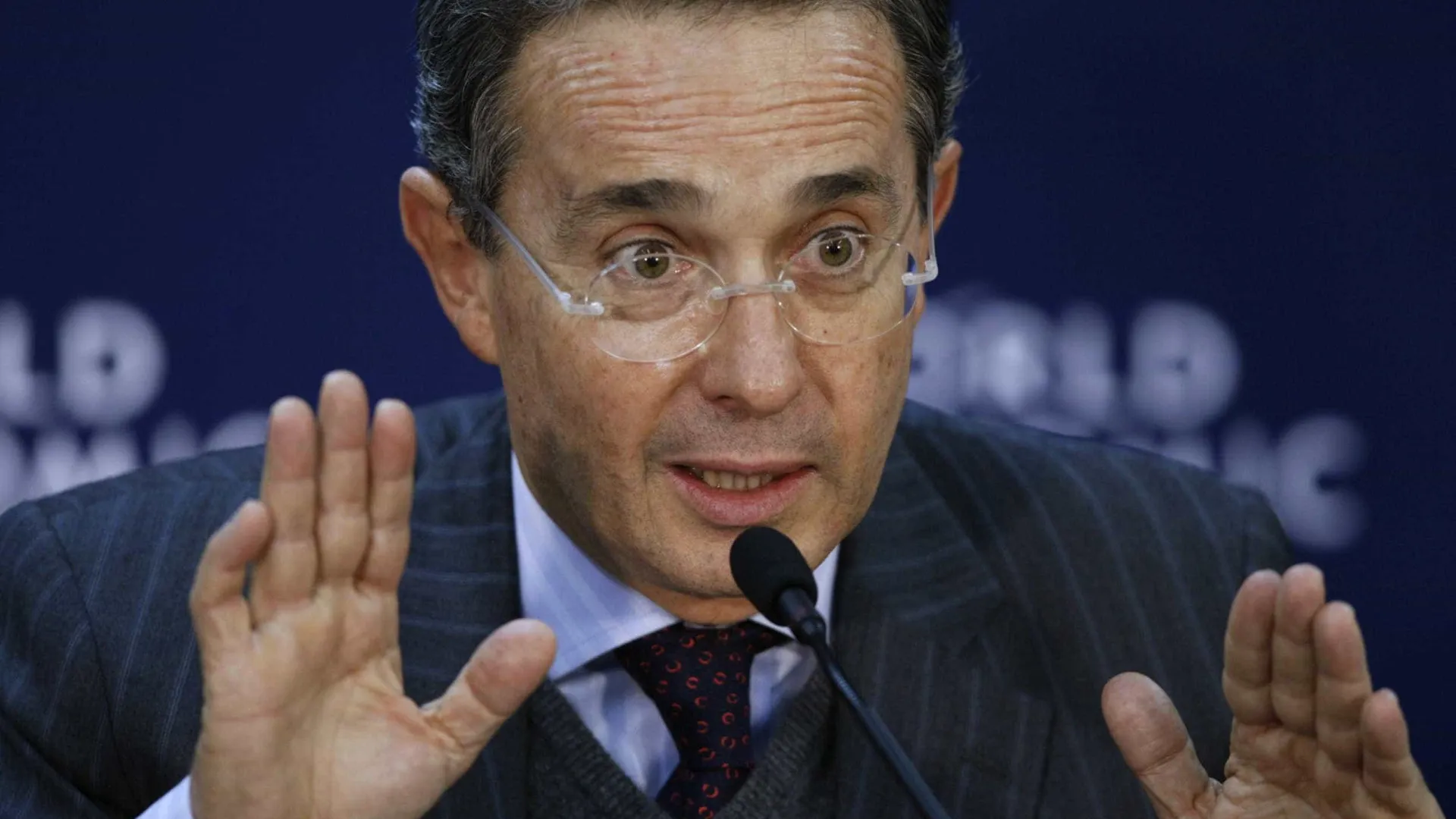 
                    Justiça colombiana absolve Álvaro Uribe do crime de suborno de testemunhas
                