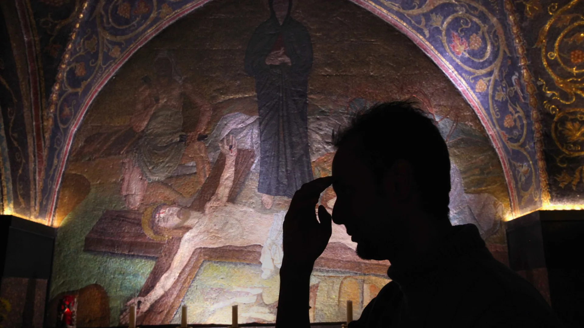 
                    Fragmentos de míssil iraniano caem a poucos metros do Santo Sepulcro
                