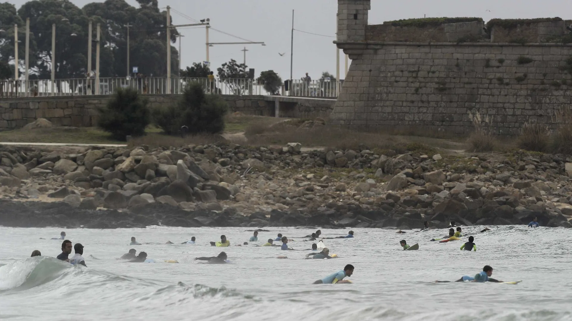 
                    Banhos desaconselhados na praia de Matosinhos devido a contaminação
                