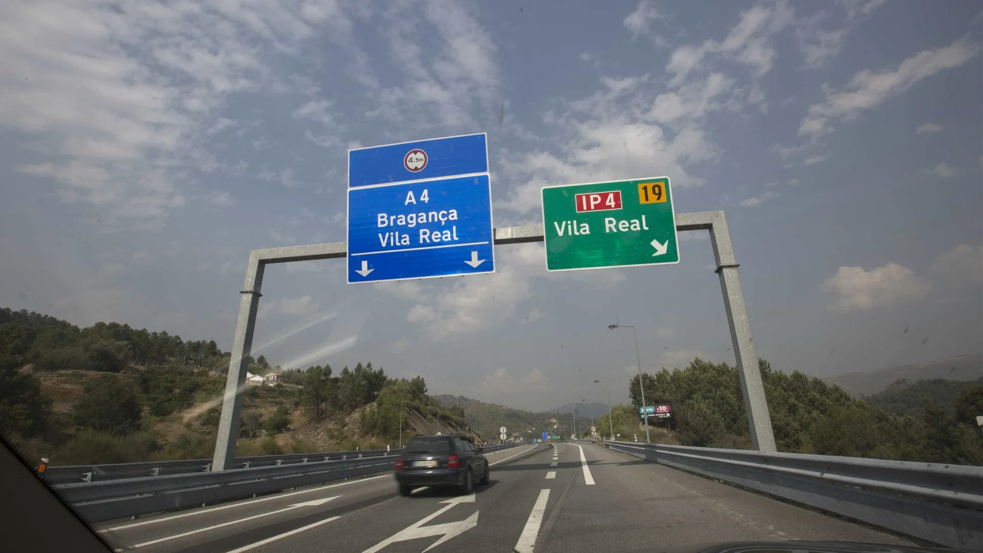 
                    IP4 reabre na serra do Marão depois de horas cortado pela neve
                