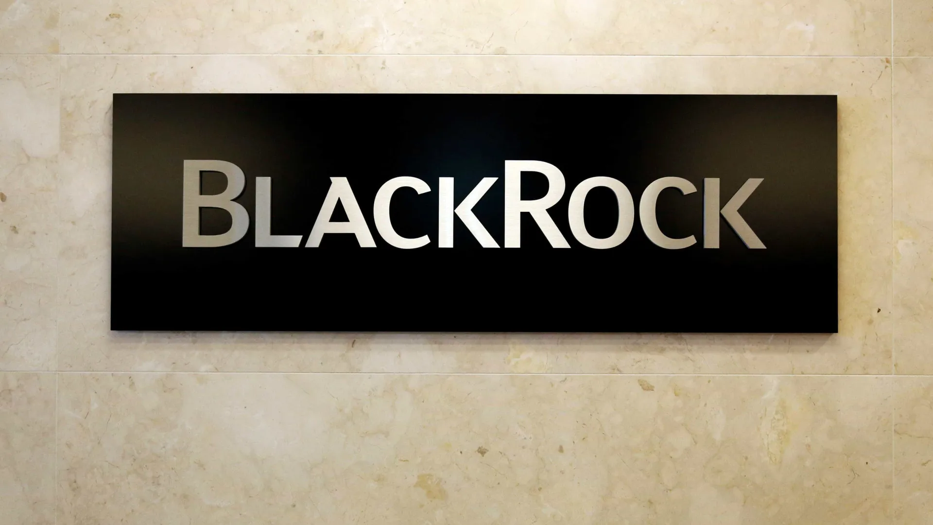 
                    Exigência da China bloqueia venda de portos no Panamá à BlackRock
                