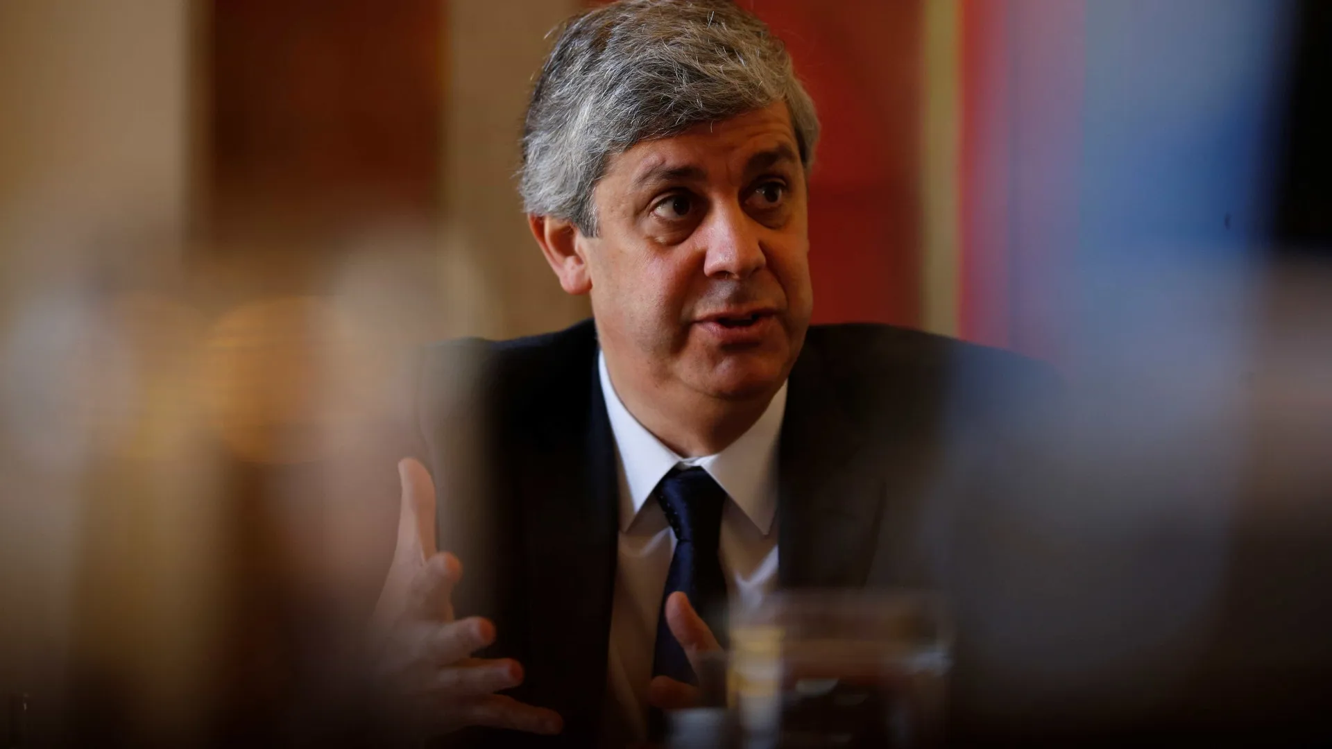 
                    Explicar previsões? Chega e PS chumbam presidente do CFP e Centeno na AR
                