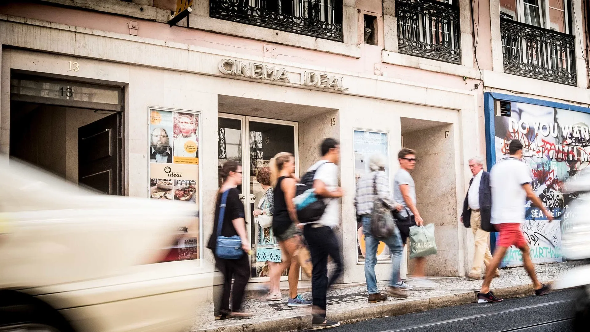 
                    Freguesia aprova 20 mil euros para evitar fecho do Cinema Ideal
                