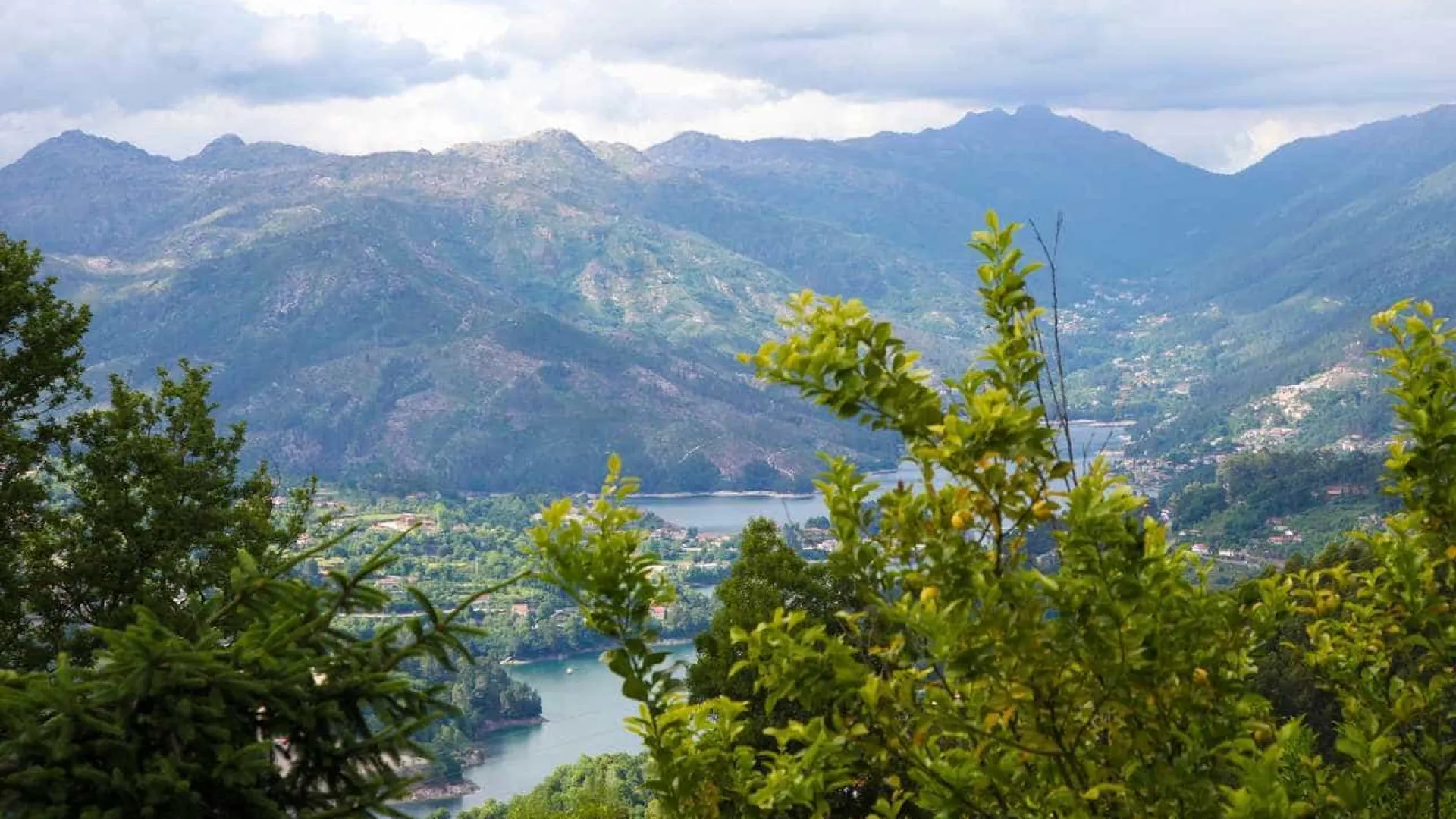 
                    Turistas canadianos que se perderam no Gerês encontrados com drone
                