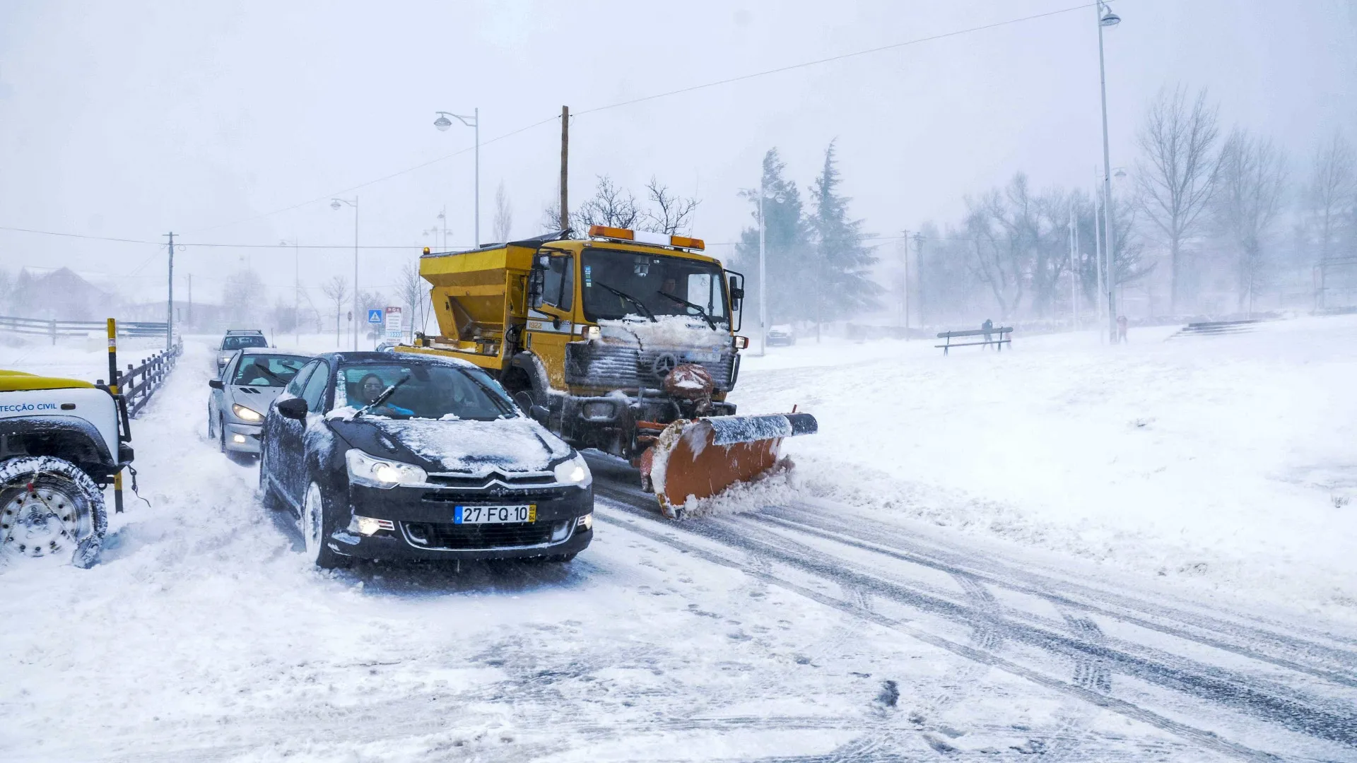 
                    Queda de neve fecha acessos ao maciço central da Serra da Estrela
                