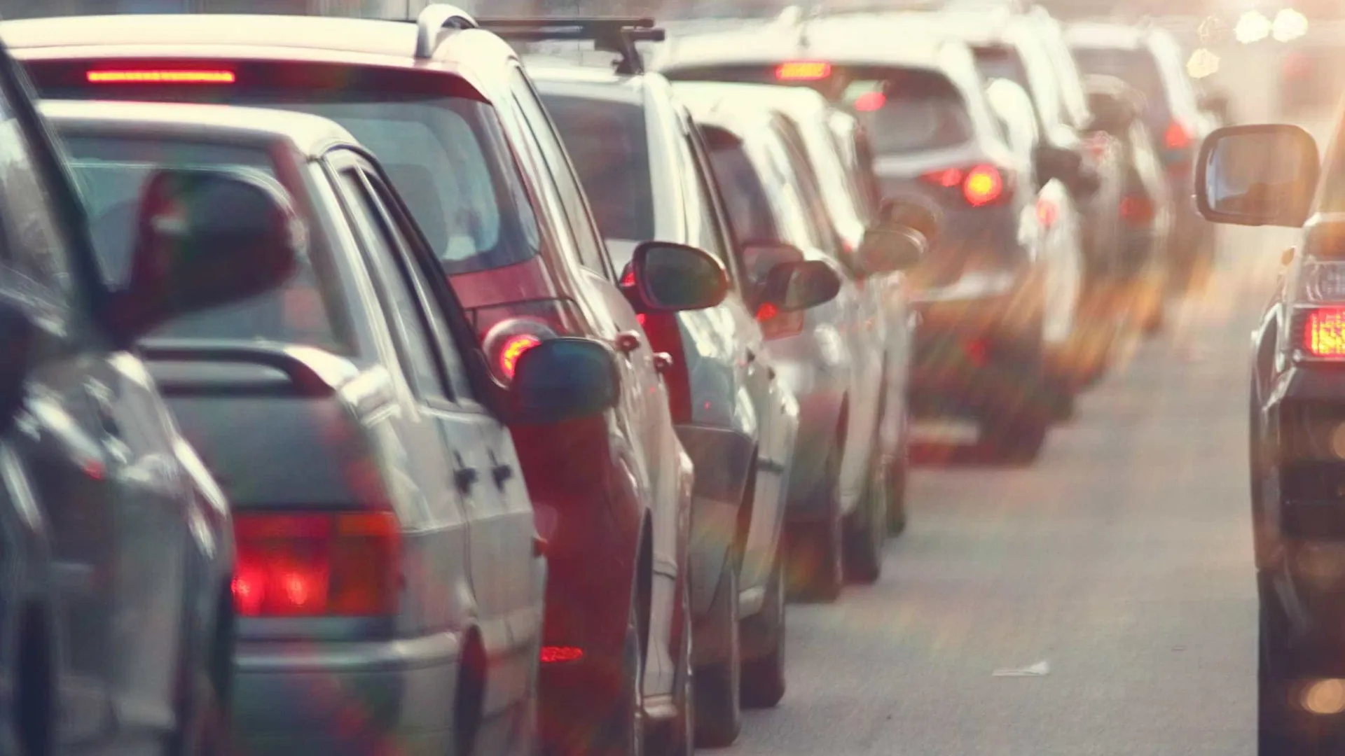 Porto: Queda de elementos corta trânsito na Sá da Bandeira até 3.ª-feira