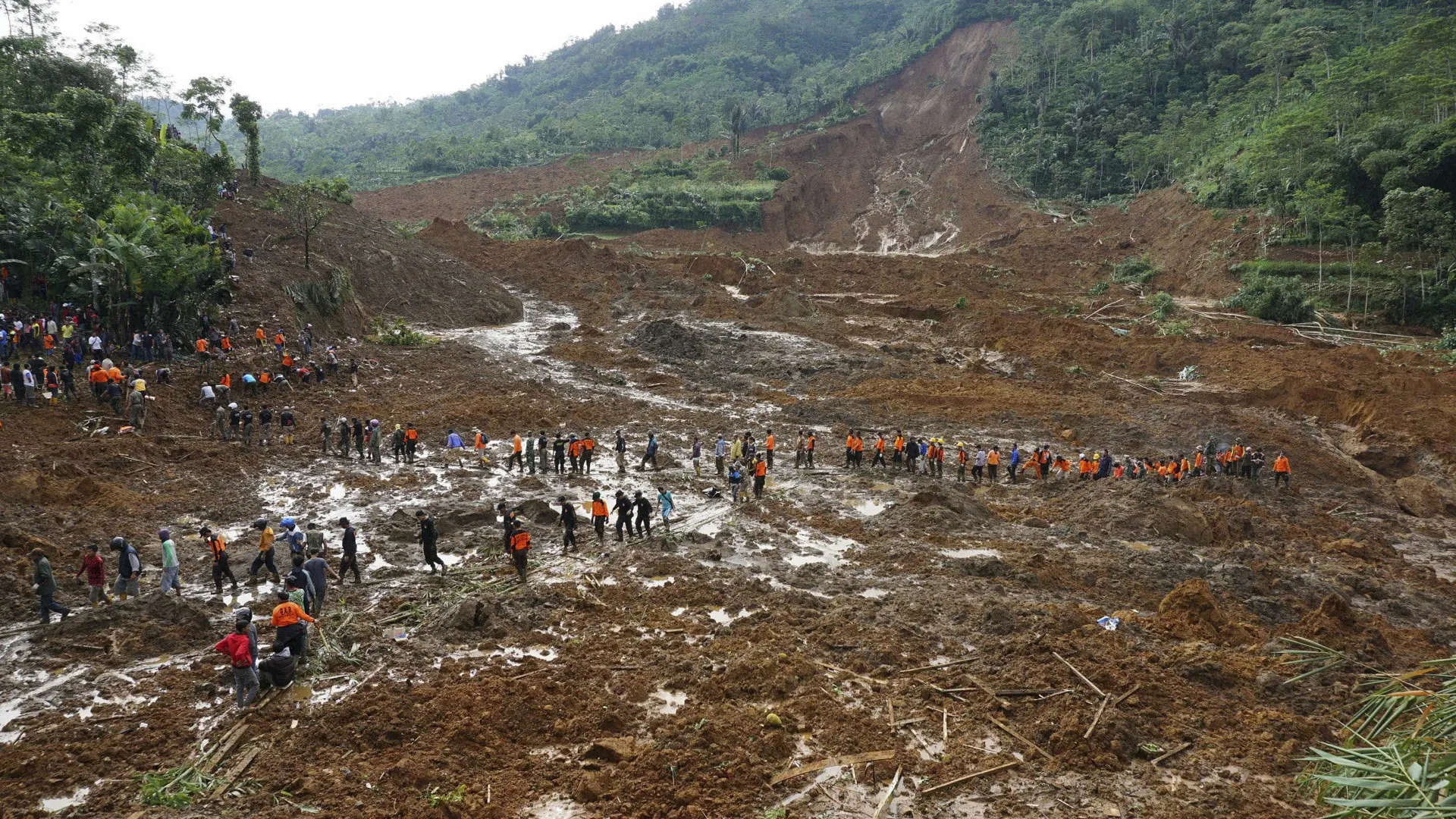 
                    Deslizamento de terras mata pelo menos cinco pessoas na Indonésia
                
