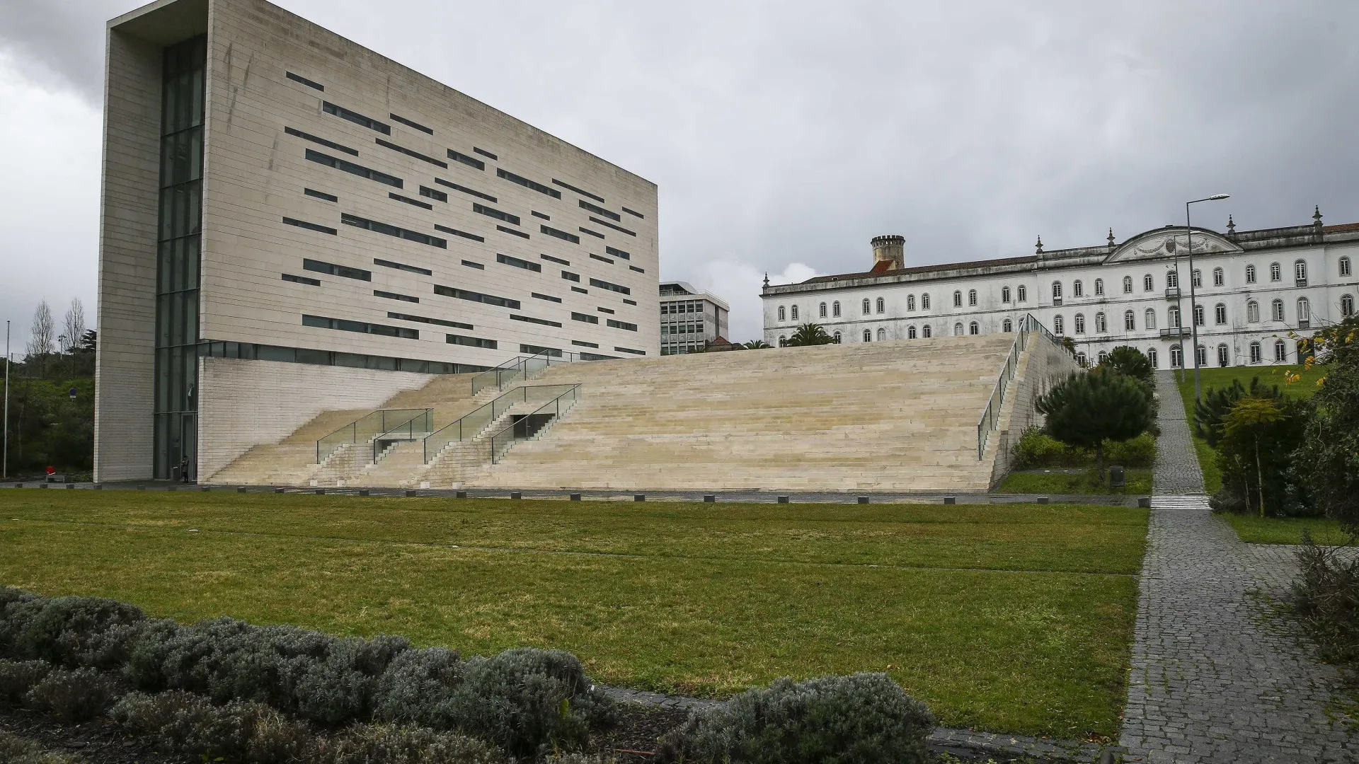 
                    Reitoria da Nova obriga faculdades a ter nome em português. Têm 90 dias
                