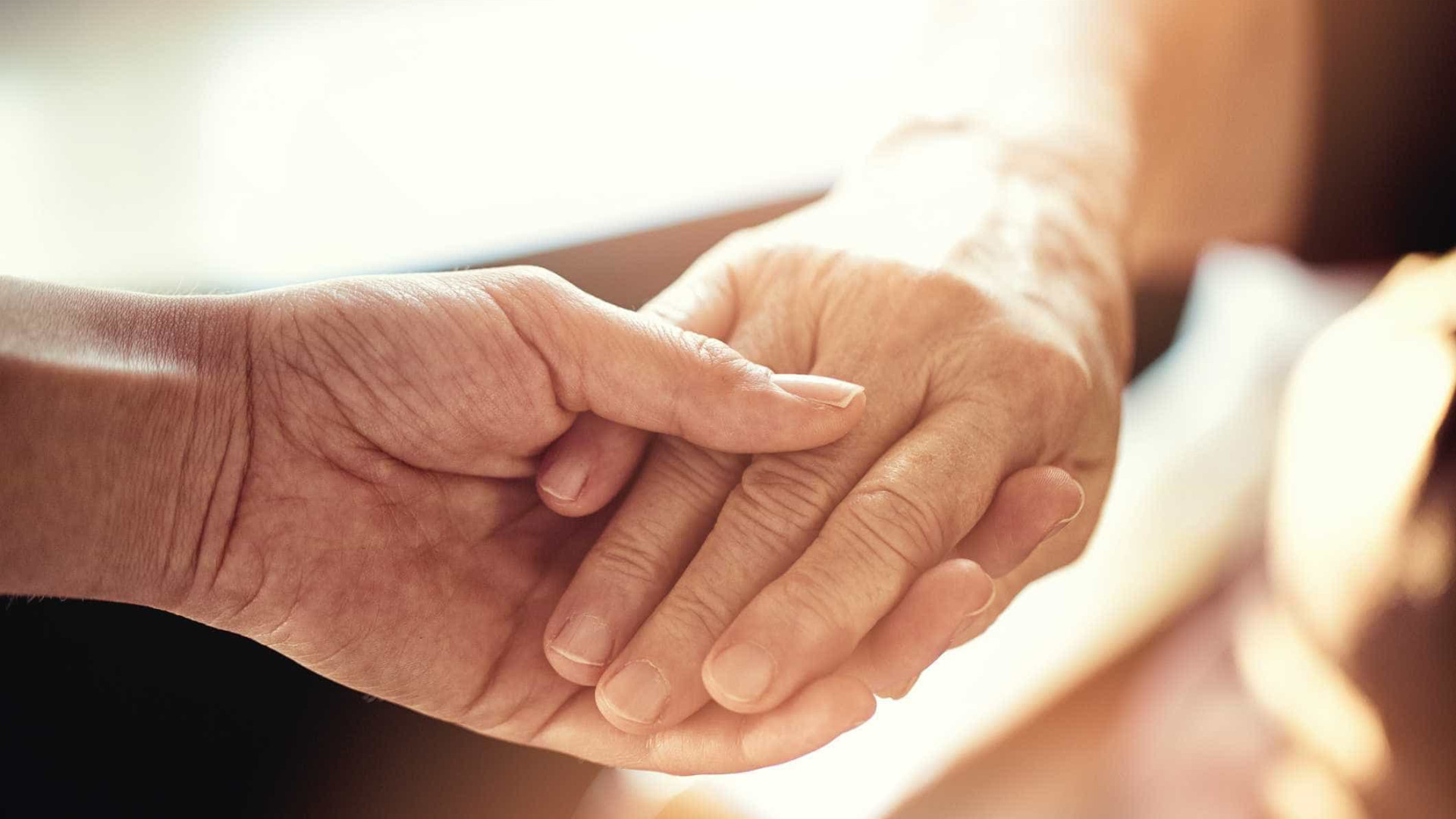 Covid 19 Juntos Ha 50 Anos Casal De Idosos Morre De Maos Dadas