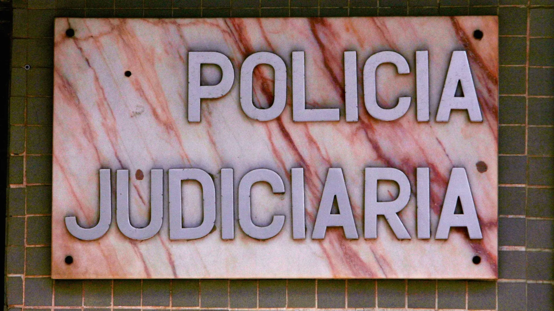 
                    Dois detidos por suspeitas de sequestro, extorsão e roubo na Covilhã
                