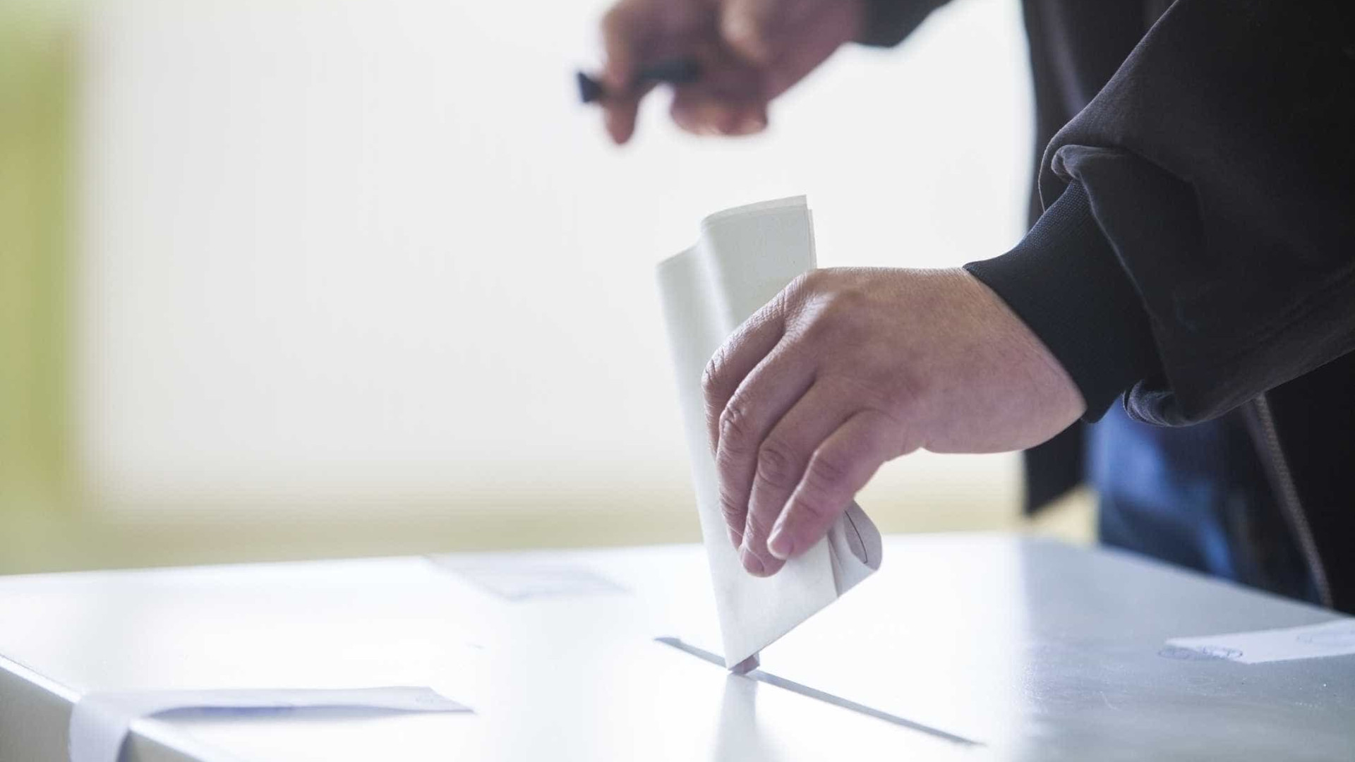 Mais de 13 mil eleitores confinados e idosos vão votar antecipadamente