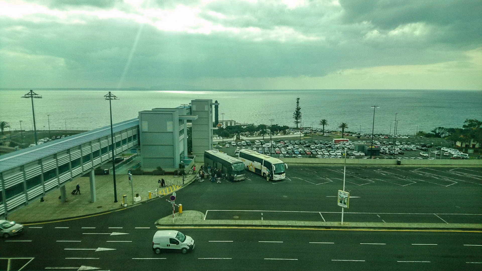 
                    Mau tempo cancela mais de uma dezena de voos na Madeira
                