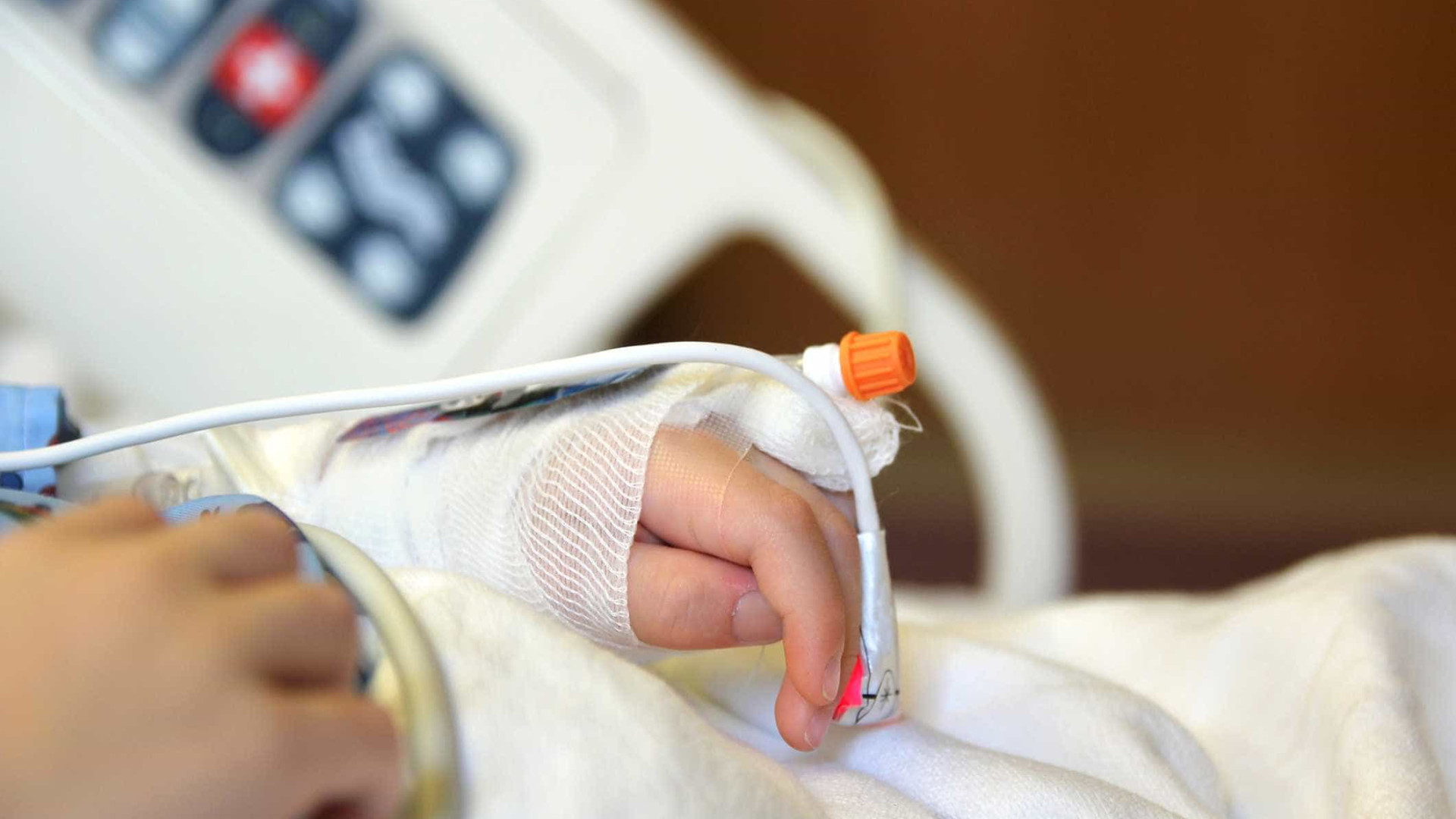Criança de 4 anos internada depois de se ter 'embebedado' na escola 