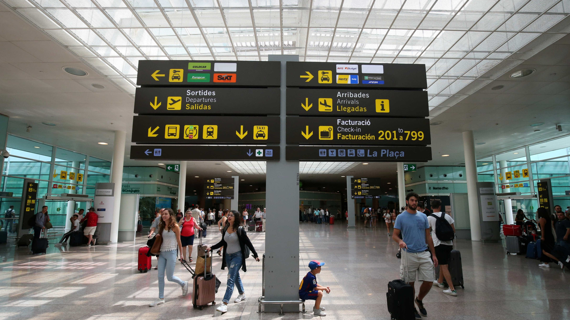 Nevoeiro provoca atrasos no aeroporto de Barcelona