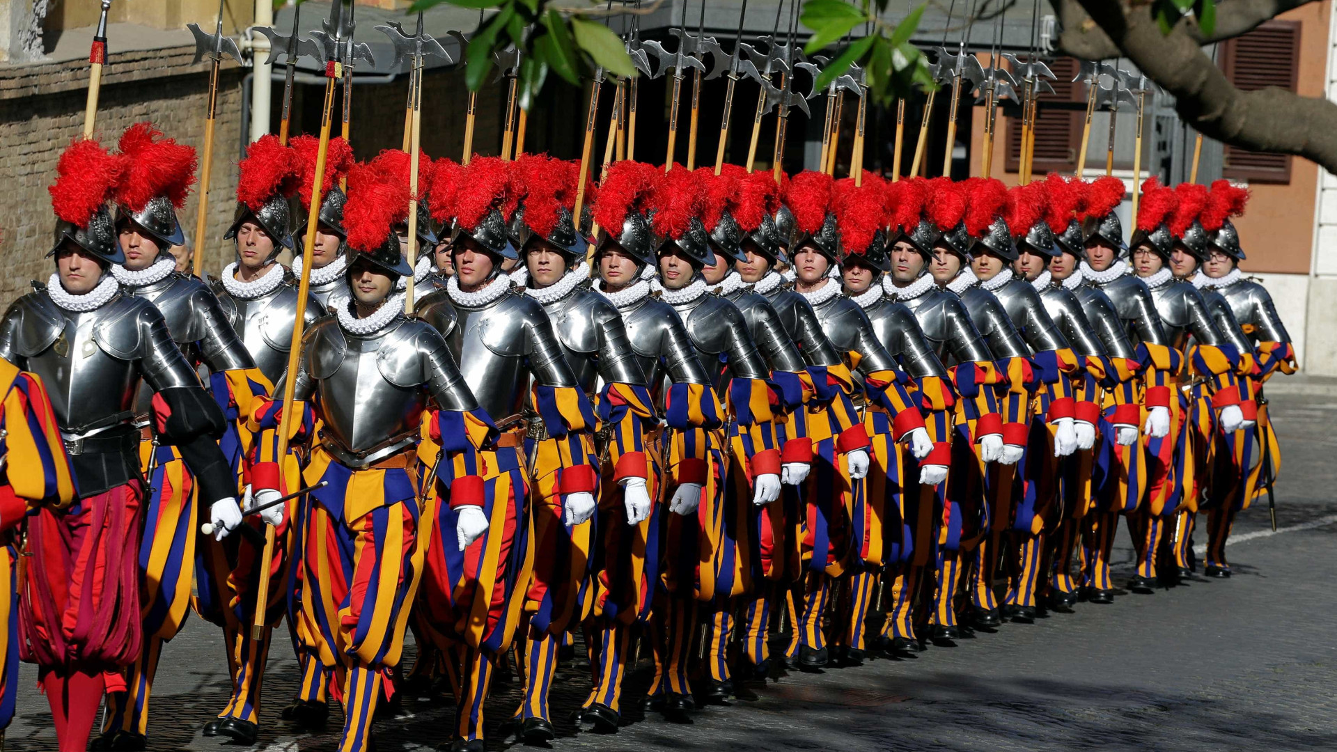 Guarda Suíça adia tradicional juramento de novos membros em sinal de luto