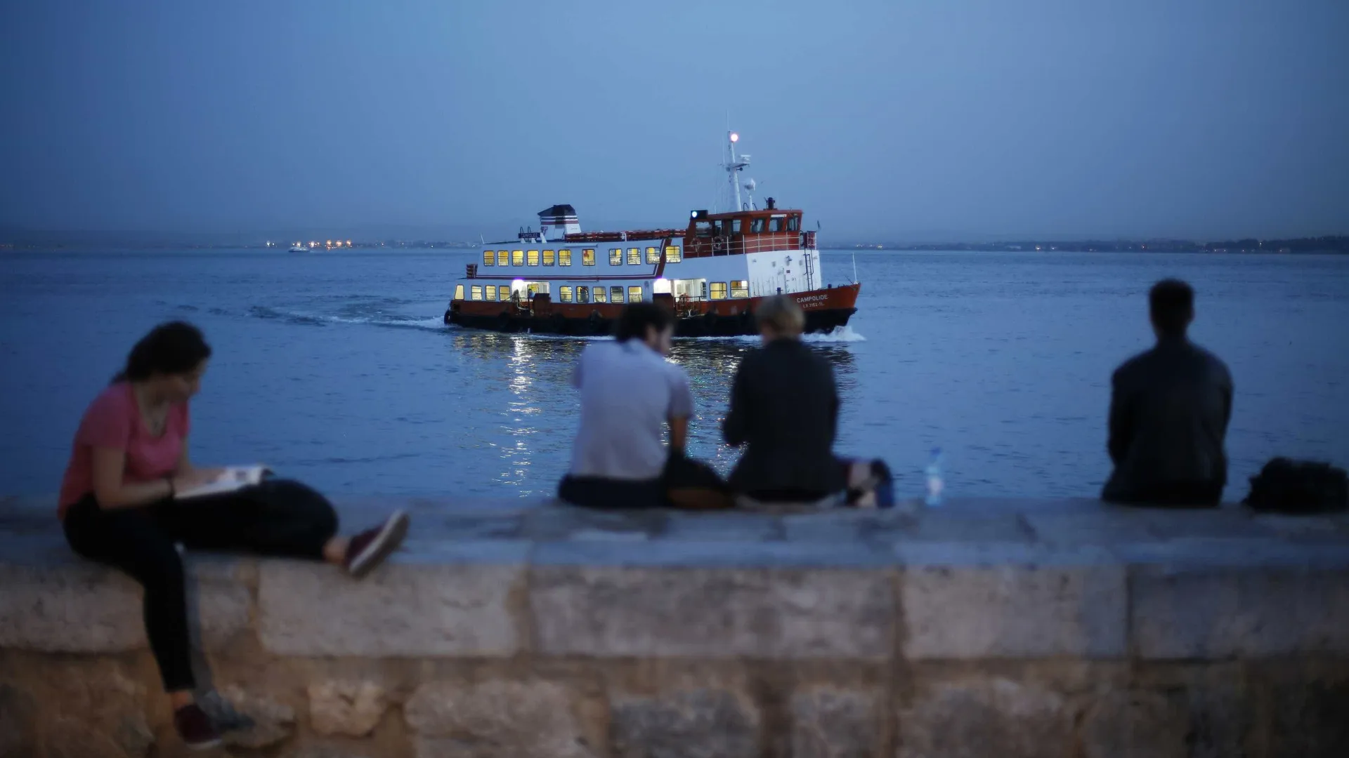 
                    Interrompido transporte fluvial de veículos entre a margem sul e Lisboa
                